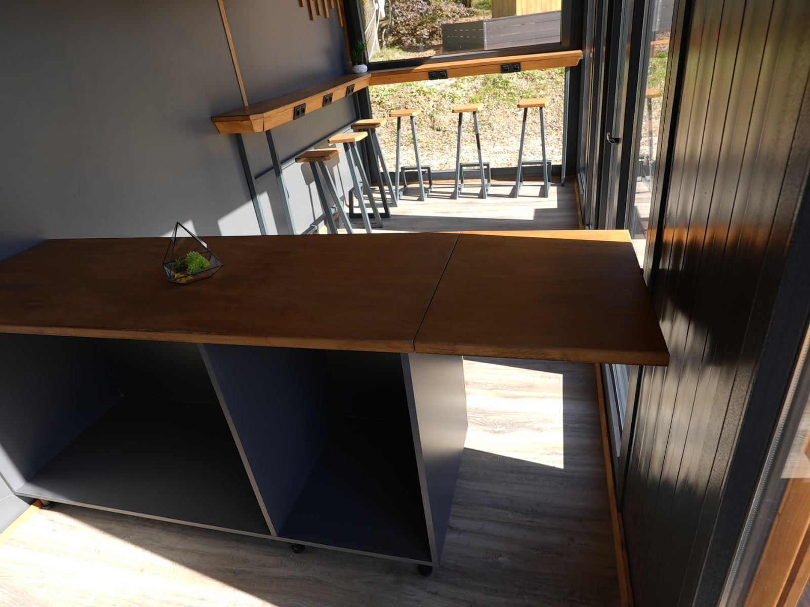 Cafe Haus Innenraum mit Holz-Barbereich und modernem Sitzplatz am Fenster