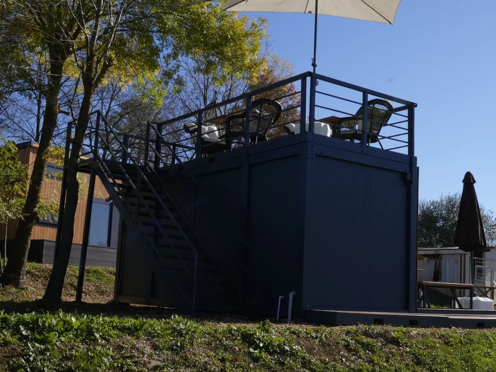 Cafe Haus Außentreppe zur Dachterrasse mit moderner Metallkonstruktion