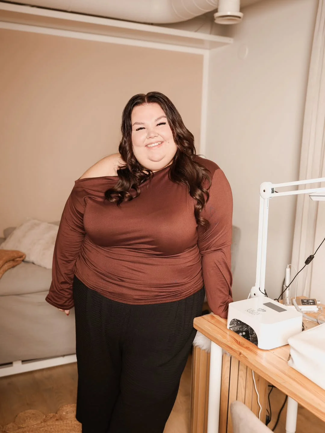 Heipsun! 👋🏼

M&auml; oon Meiju, BEISin kynsiteknikko sek&auml; lash- &amp; browlift-artisti! 🩵

Oon ollut kynsialalla nyt l&auml;hes kaksi vuotta &ndash; vaikka rehellisesti sanottuna t&auml;m&auml; ei ollut alkujaan lainkaan mun suunnitelma. Opis