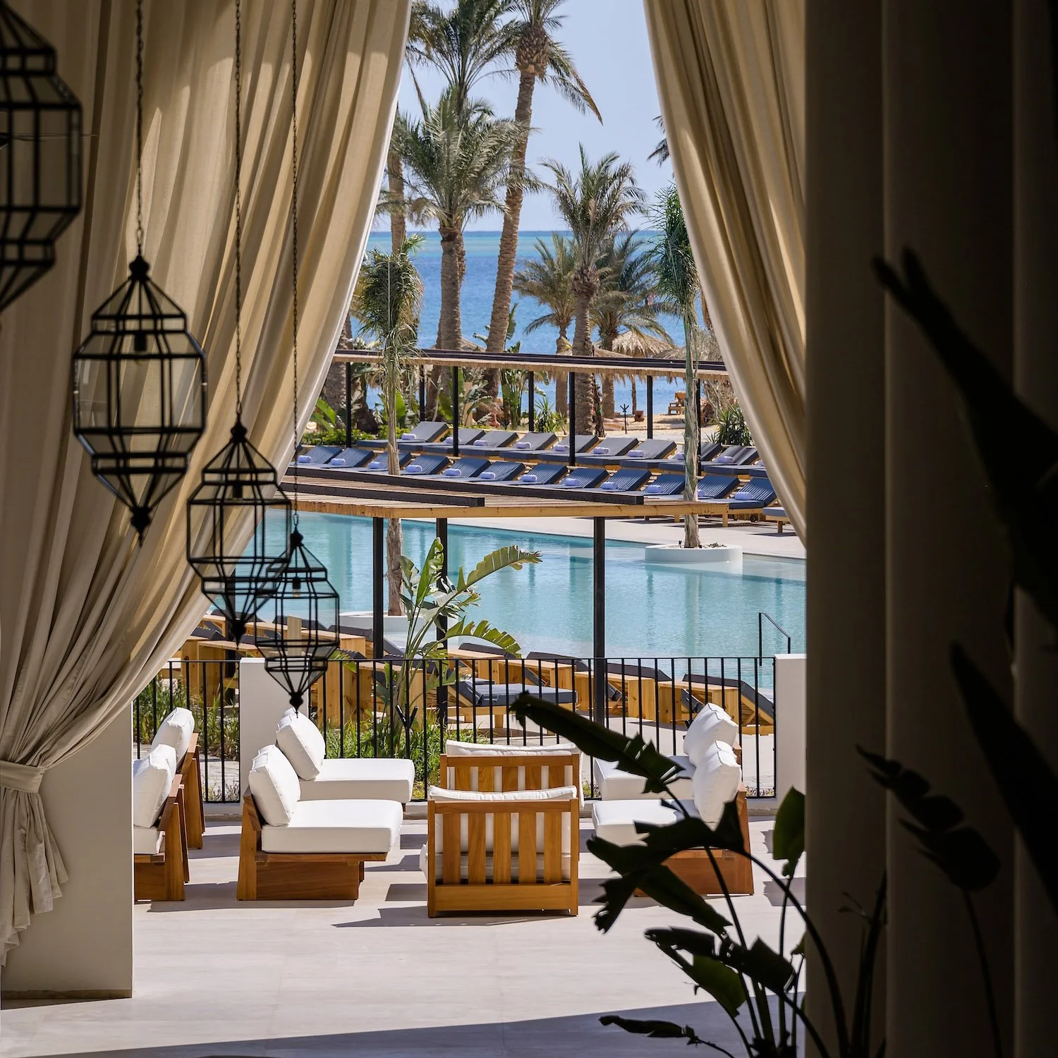 Restaurants Bars Clubs — Serry Beach Resort
