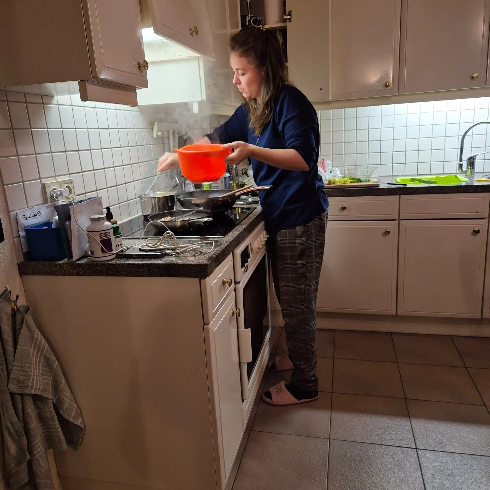 Marissa van Thoor. Initiatiefneemster van Ontwokkel zelf. Aan het koken. 