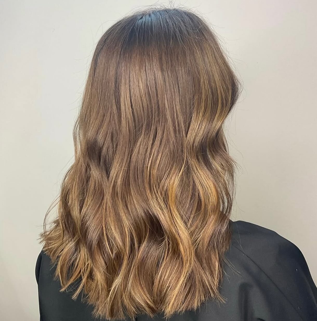 Soft waves &amp; seamless blend ✨

#balayage #seamless #blend #dimensionalcolor #hairbyme #modernbalayage #naturelook #behindthechair #salonlife