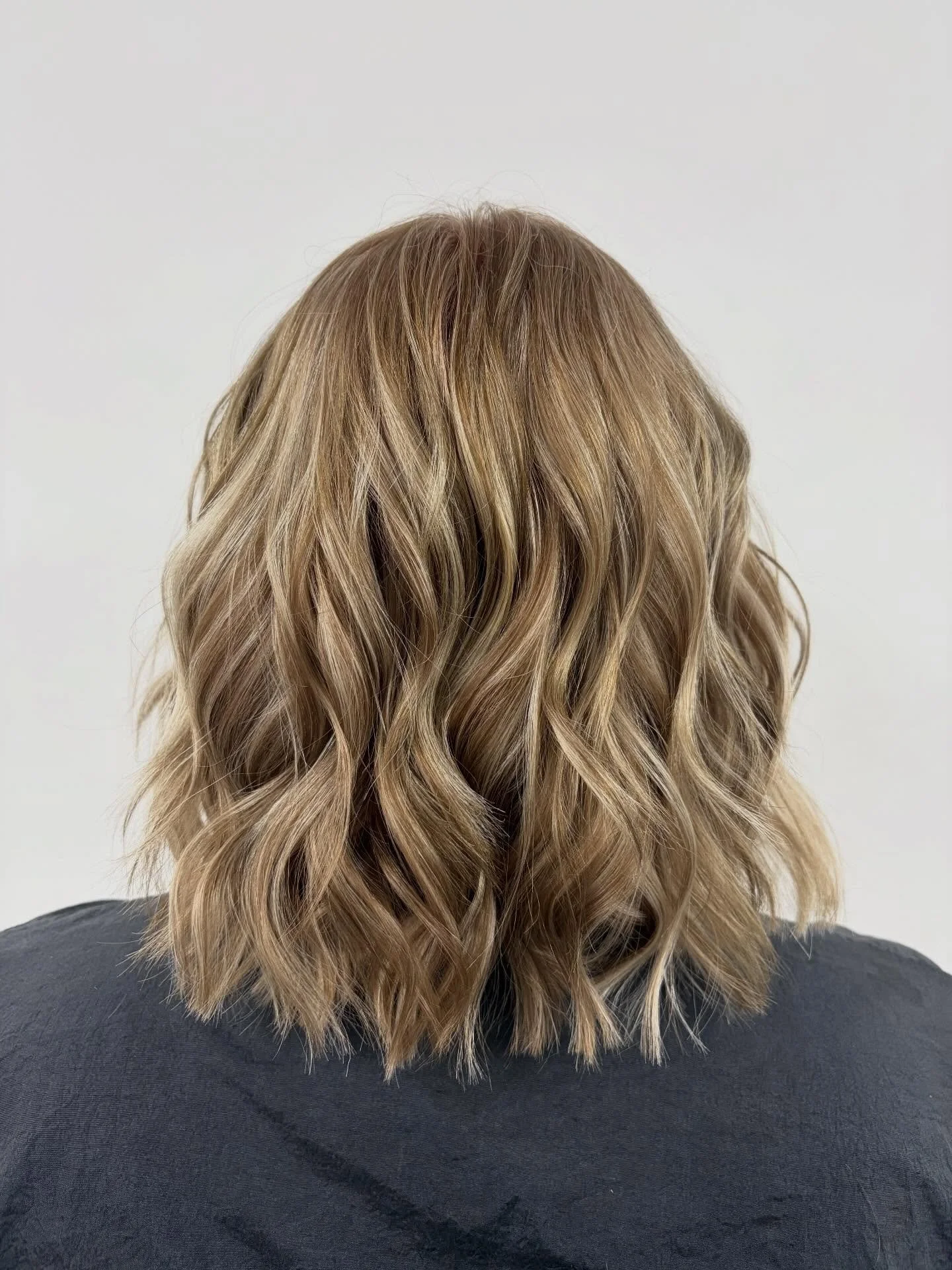 Dimensional. Glossy. Effortless. ✨
Full head colour + highlights = instant glow up 💫

#haircolour #salon #highlights #effortles #glowup