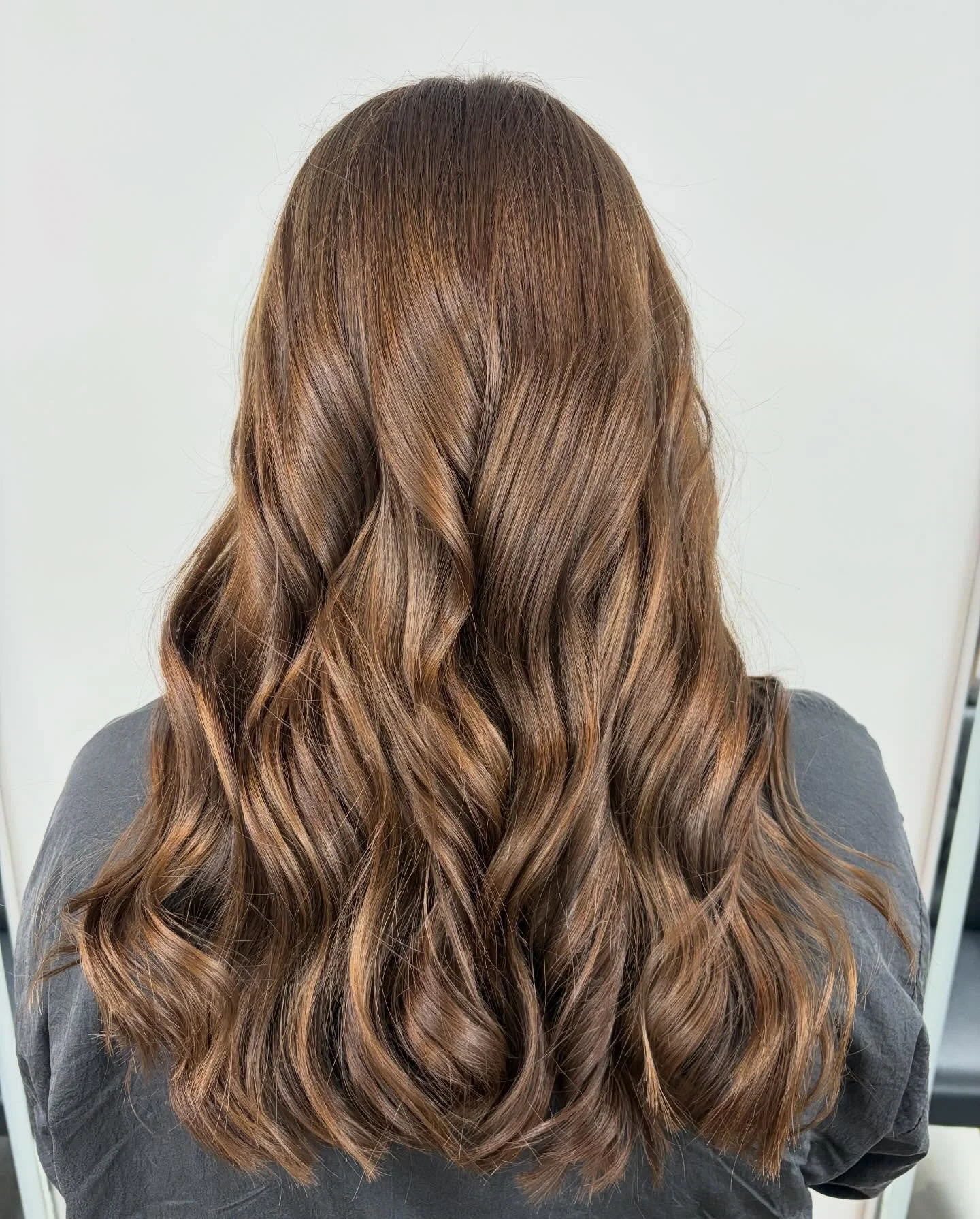 Full head colour refresh 🤎
Rich, dimensional brunette with the softest warm glow ✨
#fullheadcolour #hairsalon #refresh #glow #🤎