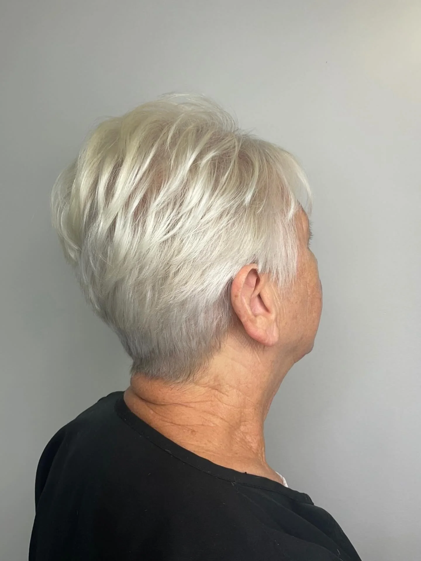 Fresh hair cut! ✨ 
Soft layered adding movement and volume! perfect for a low-maintenance style that still turns heads 🤍

#freshair #shorthair #volume #hairsalon #styles