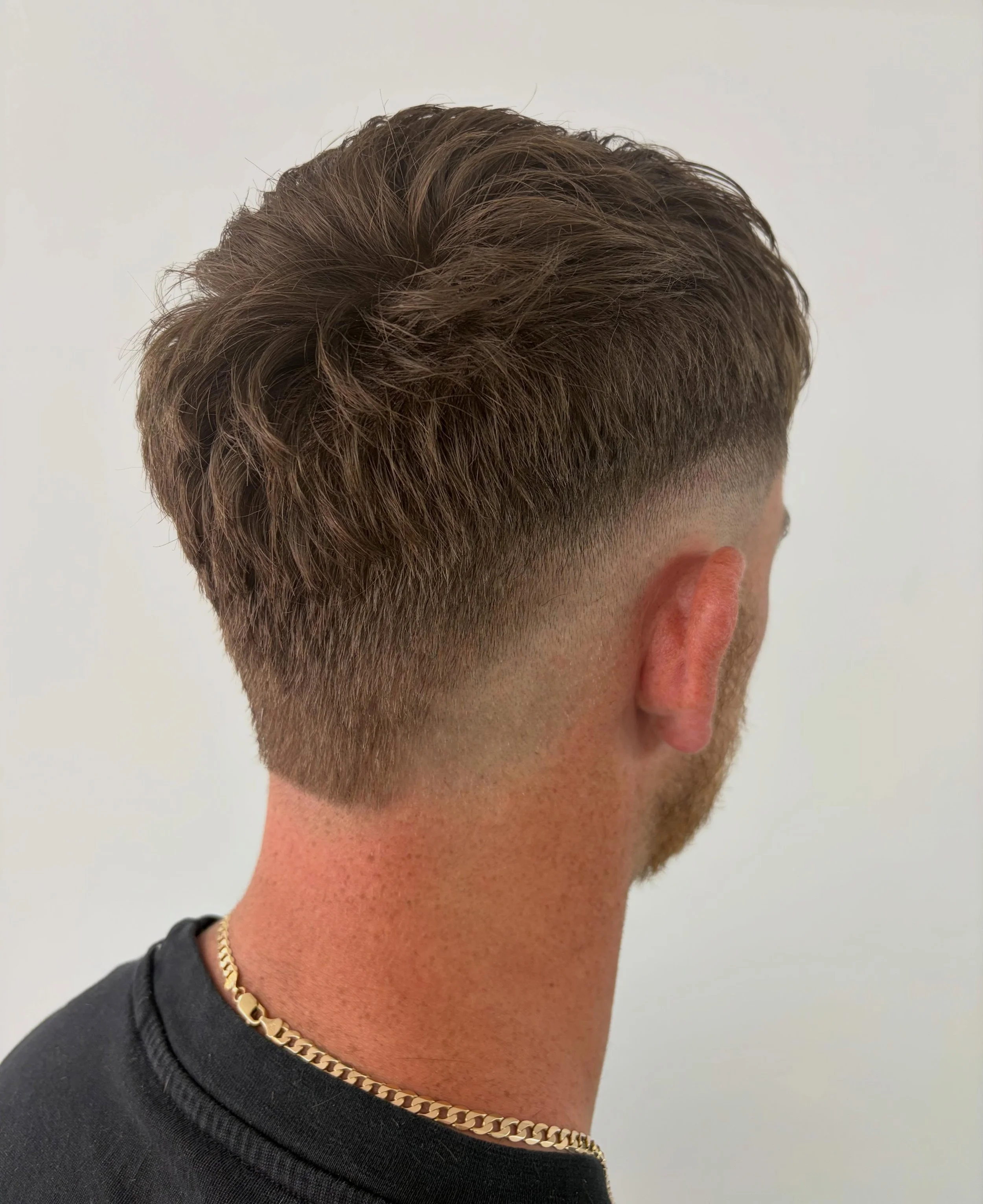 Clean blend. Textured volume. Effortless finish.

This modern low skin fade keeps the sides sharp while the textured top adds natural movement and versatility. Perfect for a polished look that still feels relaxed and easy to style.

#lowskinfade #tex