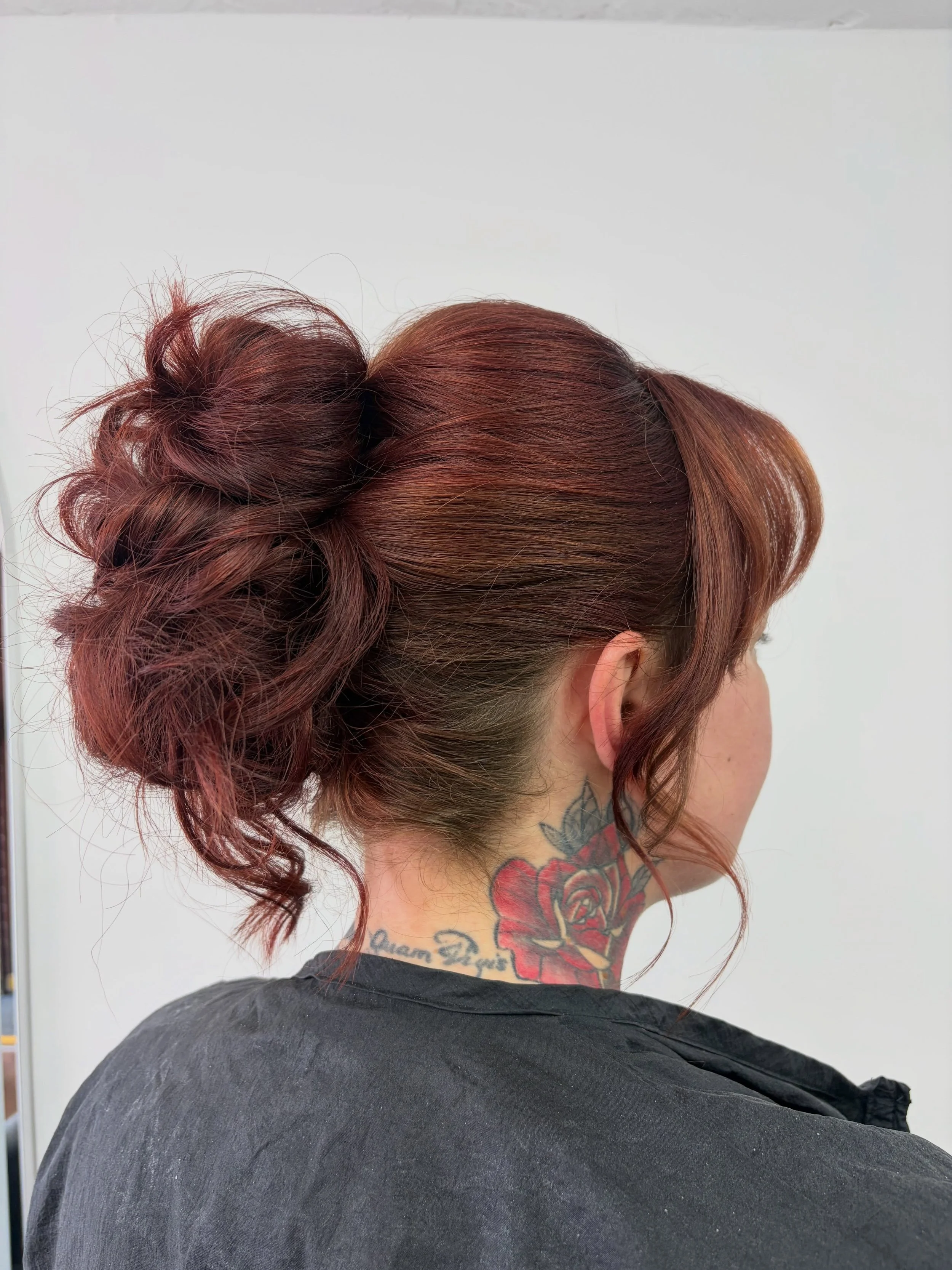 Elegant &amp; stylish
Soft, romantic and effortlessly elegant ✨ The perfect textured updo for Christmas parties, weddings and all your special occasions. Loose curls and soft volume create that beautifully undone finish. 🤍
Book your party hair now! 