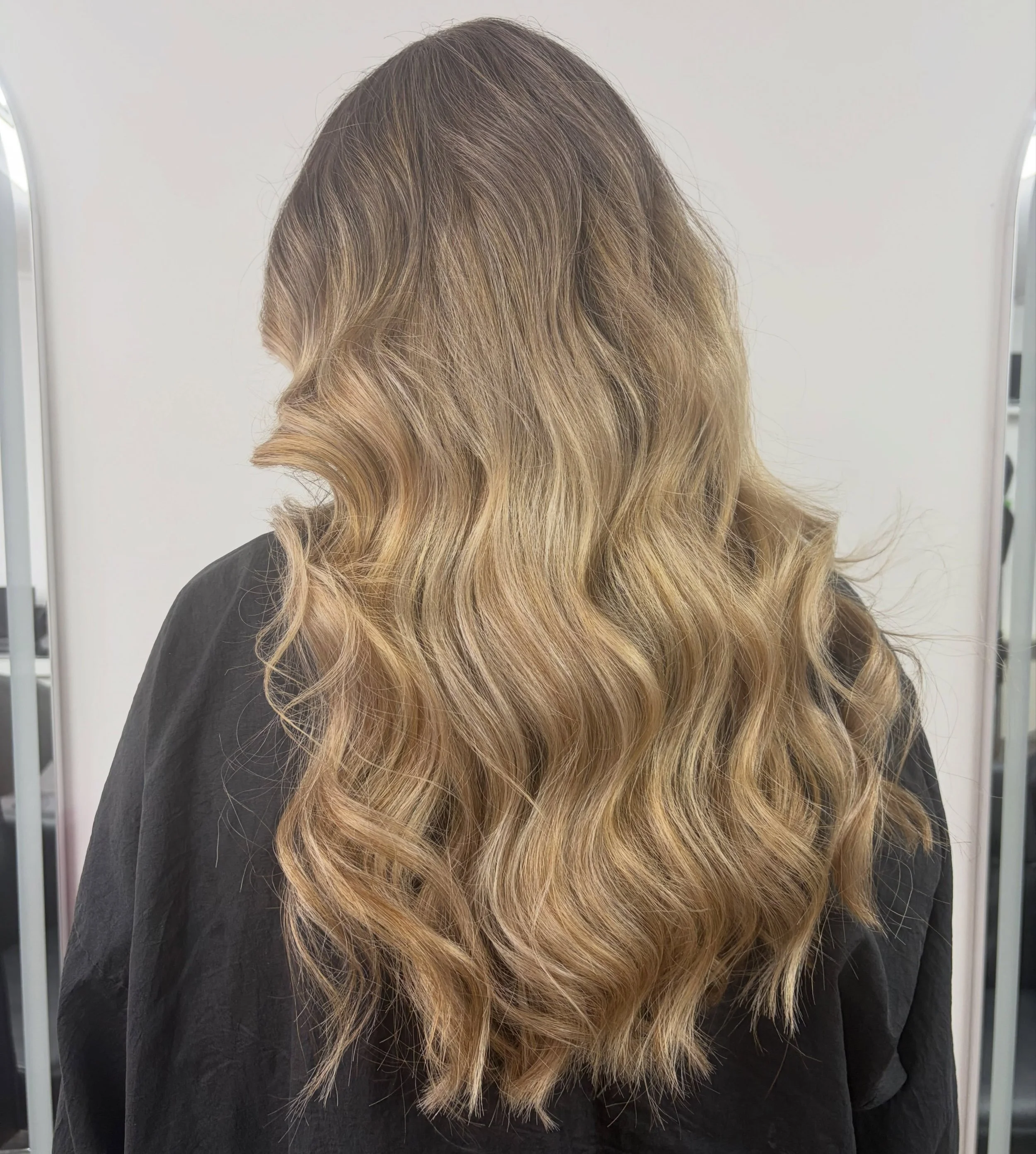 Soft balayage &amp; baby lights! 
Adding dimension, brightness and a natural sun kissed glow! Finished with a soft wave ✨ 

#balayage #babylıghts #sunkissed #softwave #glowup
