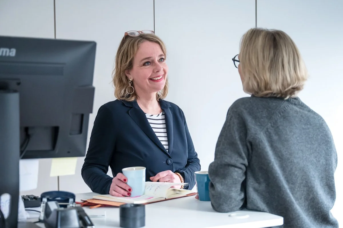 Anwältin Friederike von Schönfeldt im Gespräch mit einer Mandantin.