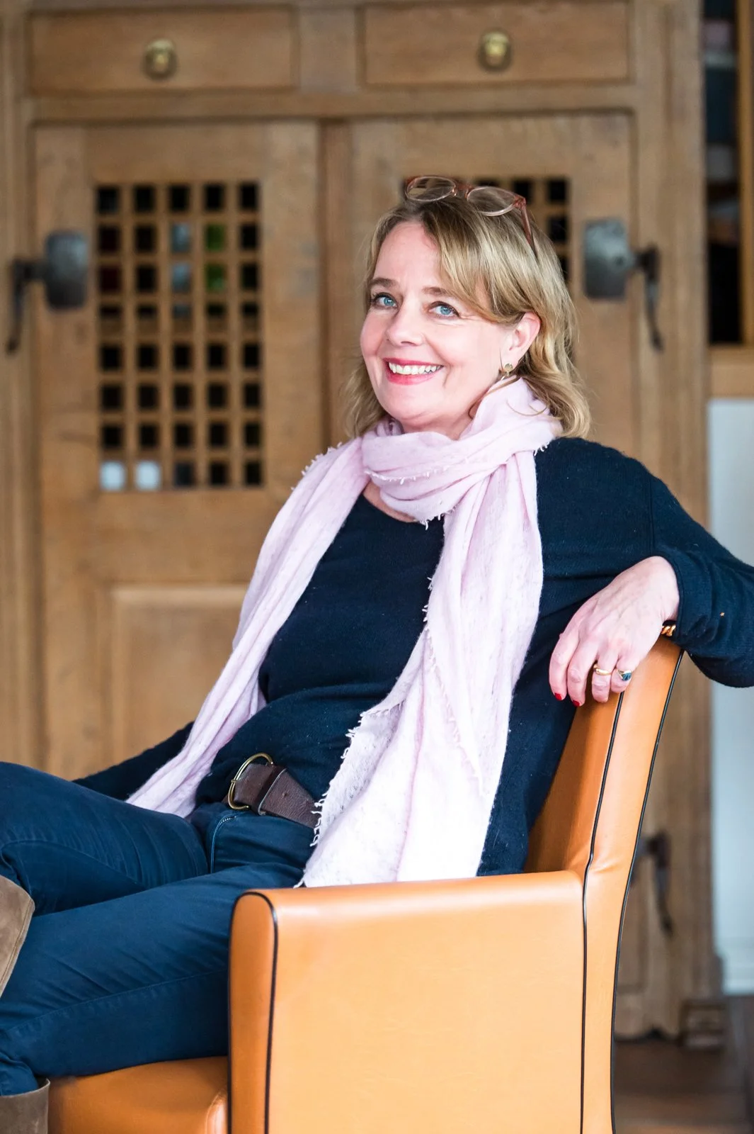 Eine lächelnde Friederike von Schönfeldt sitzt in einem Sessel.