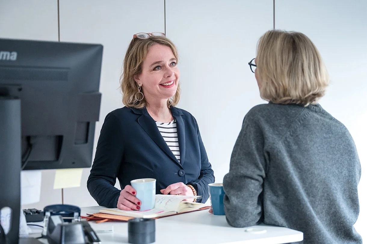 Friederike von Schönfeldt in ihrem Büro im Gespräch mit einer Mandantin.