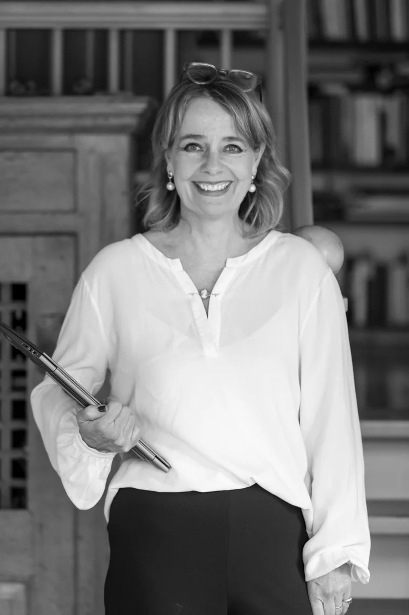 Die Bremer Anwältin und Mediatorin Friederike von Schönfeldt, lächelnd und mit einem Laptop in der Hand.