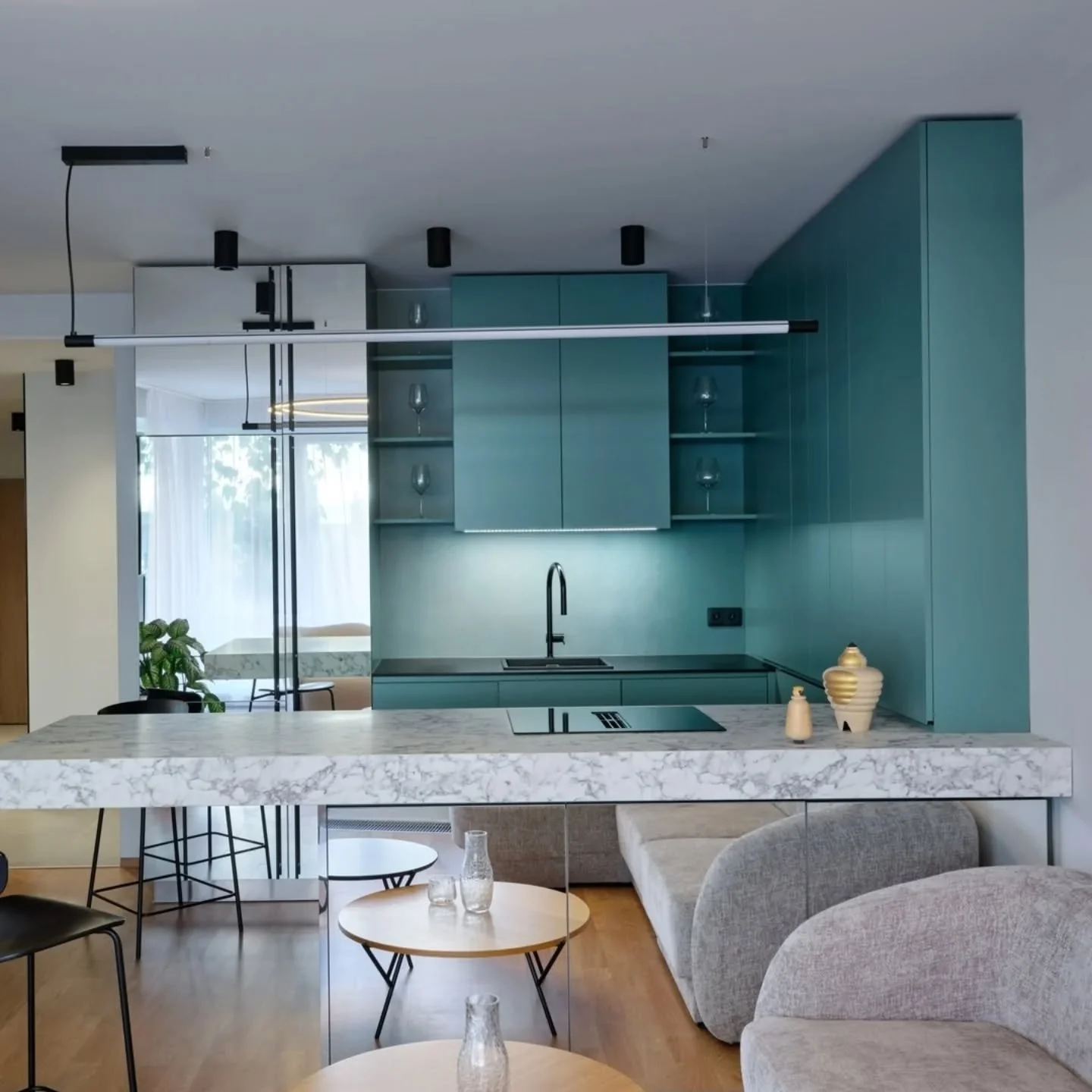 B Y T  P I T K O V I C E 
Odv&aacute;žn&aacute; a přece elegantně decentn&iacute; kombinace barev, detailů a materi&aacute;lů.
Matn&aacute; tyrkysov&aacute;, zrcadlo, mramorov&aacute; kresba a chytr&aacute; ře&scaron;en&iacute; na m&iacute;ru. 
Každ&