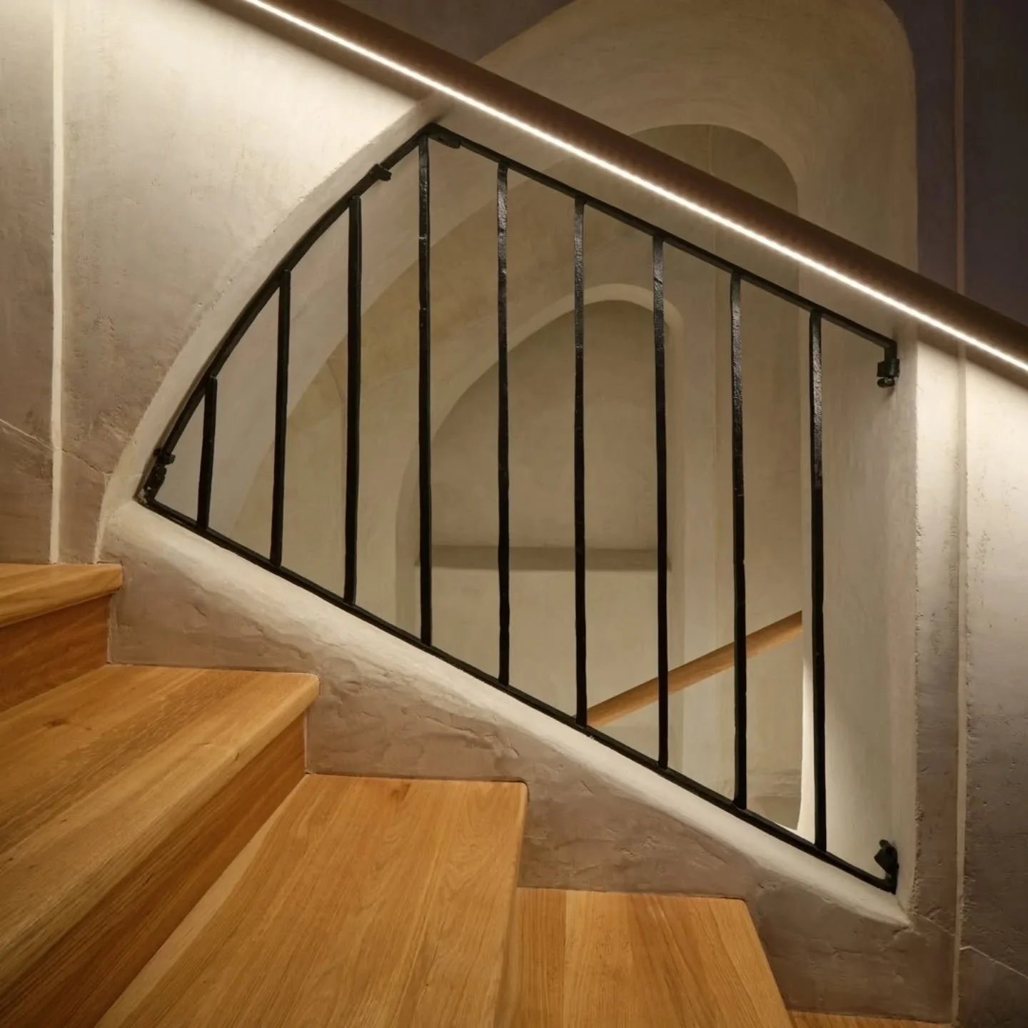 S E D M &Yacute;  D Ů M
.
Na odiv stavíme nenapodobitelné historické konstrukční prvky. D&yacute;ch&aacute; na n&aacute;s historie. Vory z kmenů na stavbu domu připluly do Prahy po Vltavě před více než 200 lety! Výjimkou nejsou ani konstr