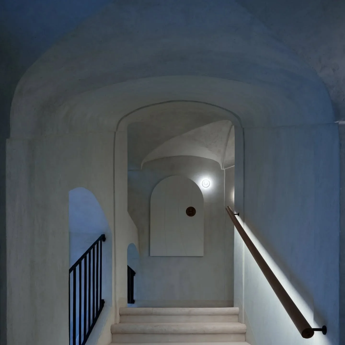 S E D M &Yacute;  D Ů M 
.
Osvětlen&iacute; na schodi&scaron;ti sv&yacute;m tvarem připom&iacute;n&aacute; sf&eacute;rick&aacute; vesm&iacute;rn&aacute; tělesa. Jejich dr&aacute;hy se obtiskly do atypicky vyroben&yacute;ch krytů na hydranty. Dřevěn&e