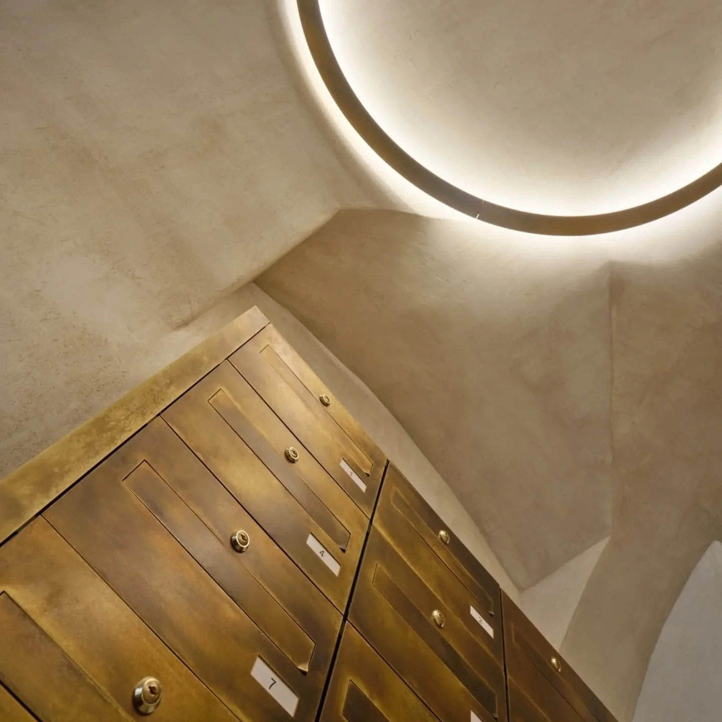 S E D M &Yacute;  D Ů M 
.
Příběh VII. domu nám dal možnost k celému projektu přistoupit jako k výtvarnému dílu. Stavíme do popředí samotný objekt a jeho jedinečnost. Snaž&iacute;me se vyslechnout jeho historii a doplnit ji jemnost&iac