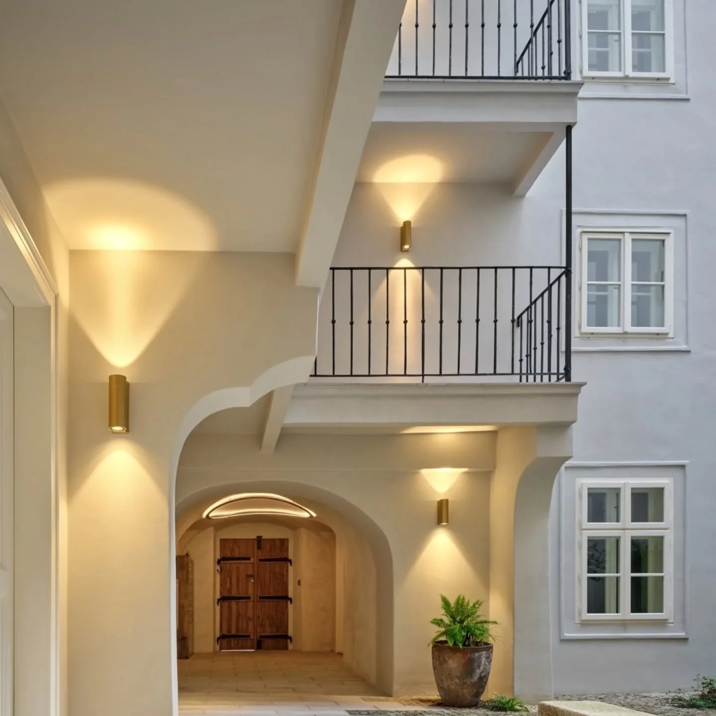 S E D M &Yacute;  D Ů M 
.
Mě&scaron;ťansk&yacute; dům z druh&eacute; poloviny 16. stolet&iacute; na Valdštejnském náměstí na Mal&eacute; Straně dlouh&aacute; l&eacute;ta čekal na citlivou rekonstrukci. Historie dýchá z každé ulice, vchodu, 