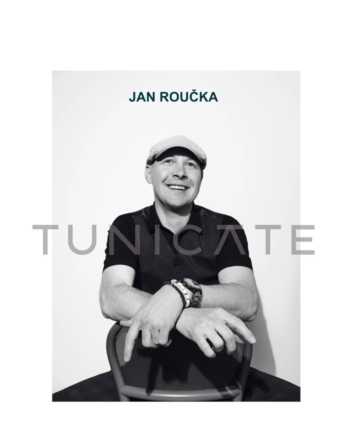 Roli architekta a design&eacute;ra vn&iacute;m&aacute;m hlavně jako službu klientovi. Inspirace lež&iacute; na každ&eacute;m kroku, skr&yacute;v&aacute; se v př&iacute;rodě, uměn&iacute;, modern&iacute; technologii i tradici.
M&aacute;m r&aacute;d ma