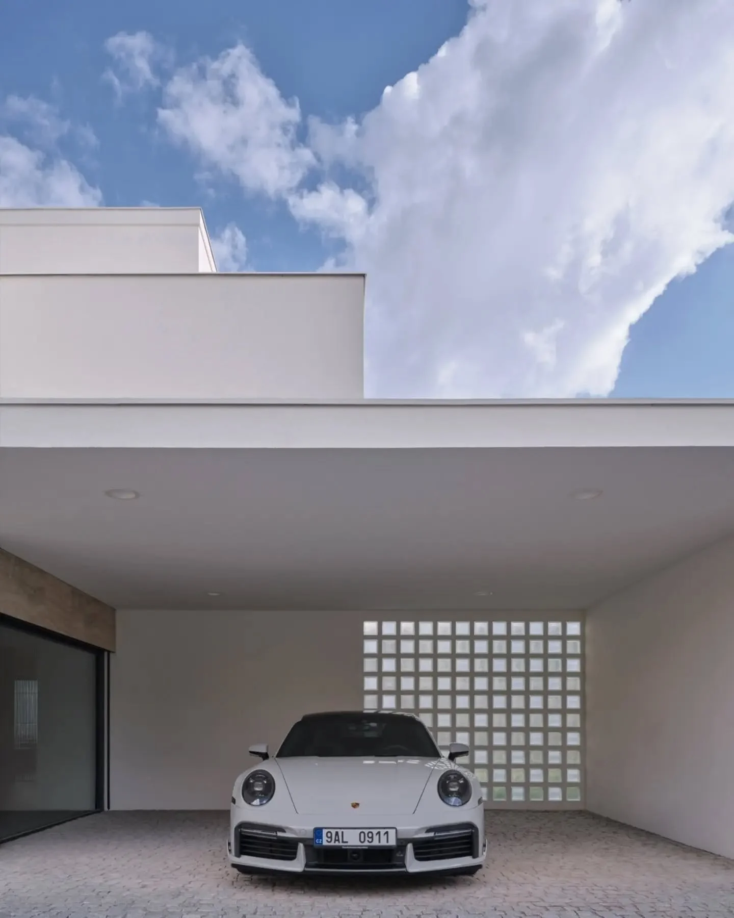 Znovu objeven&yacute; klenot předv&aacute;lečn&eacute;ho funkcionalismu - Vila M. 
Na&scaron;e srdečn&iacute; z&aacute;ležitost, kterou jsme z ruiny kousek po kousku tvořili t&eacute;měř 6 let. 
Různ&eacute; v&yacute;&scaron;kov&eacute; &uacute;rovně