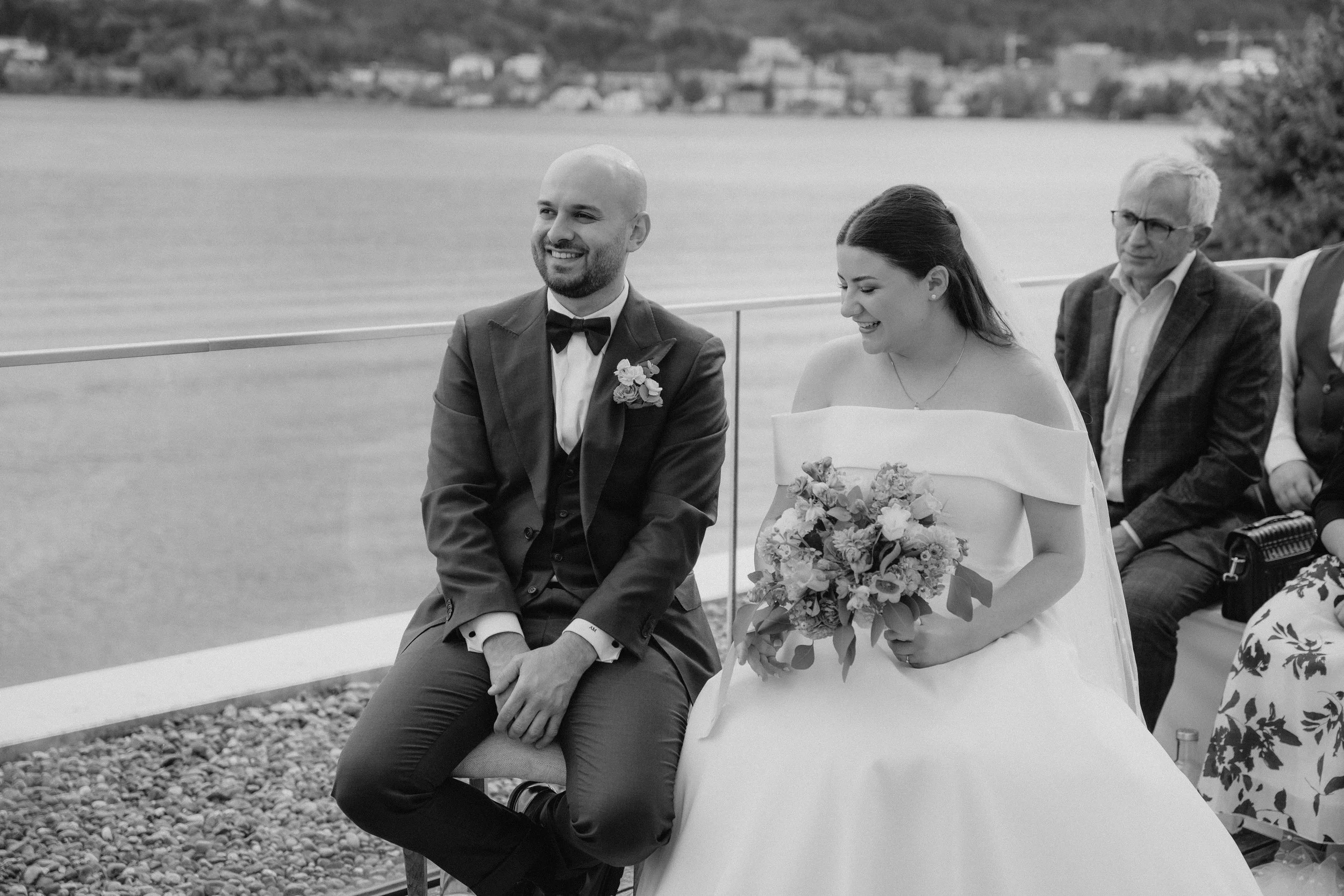 Lauries Kunden Evan und Kade, die nach ihrer Hochzeit einen Berg hinunterrennen. 