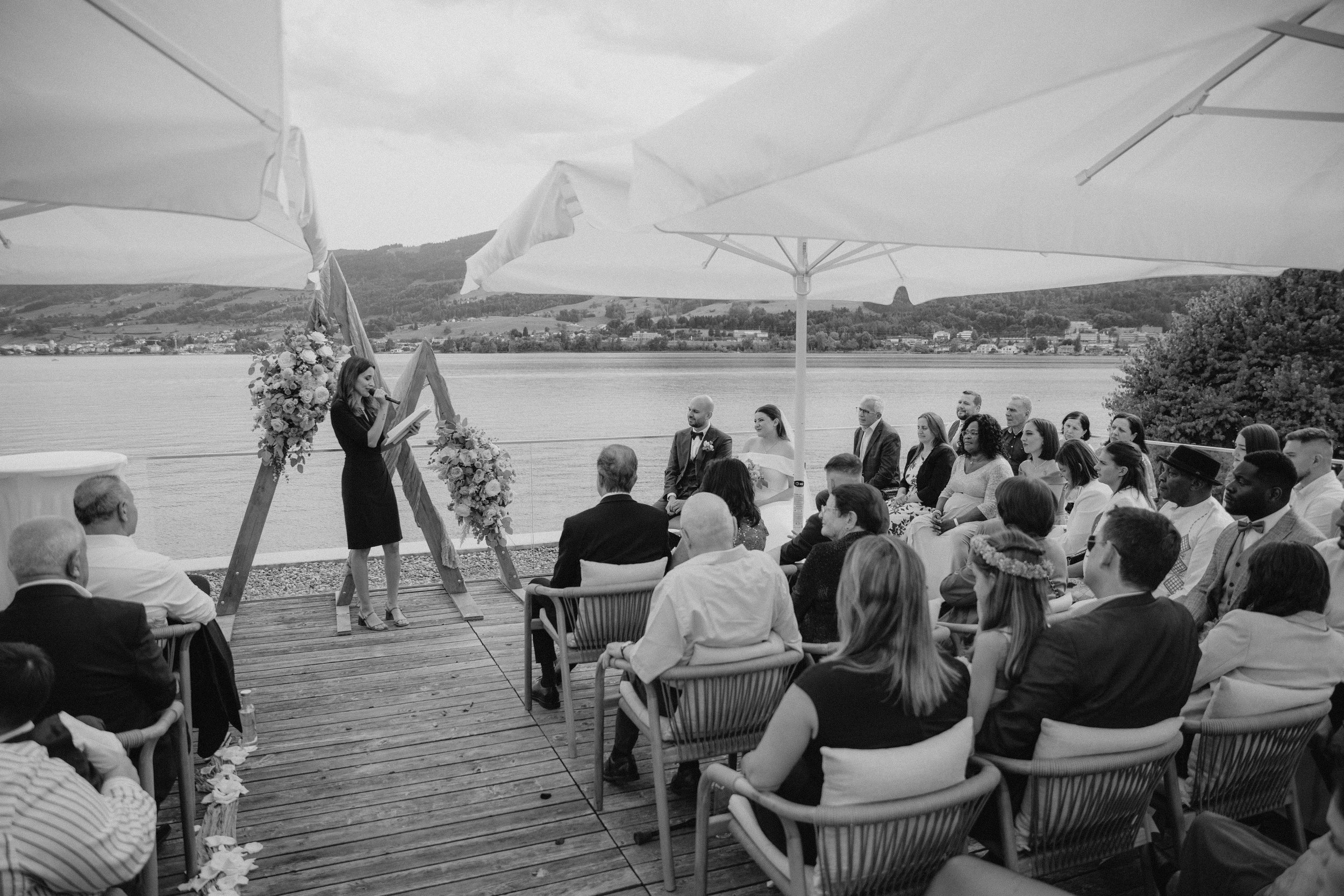 Lauries Kunden Larissa und Emmett haben gerade geheiratet.