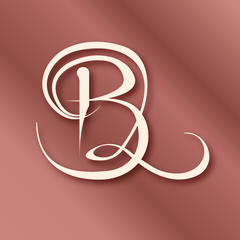 Een witte, sierlijke monogramlogo met de letters 'P' en 'B' op een roze-bruin achtergrond.