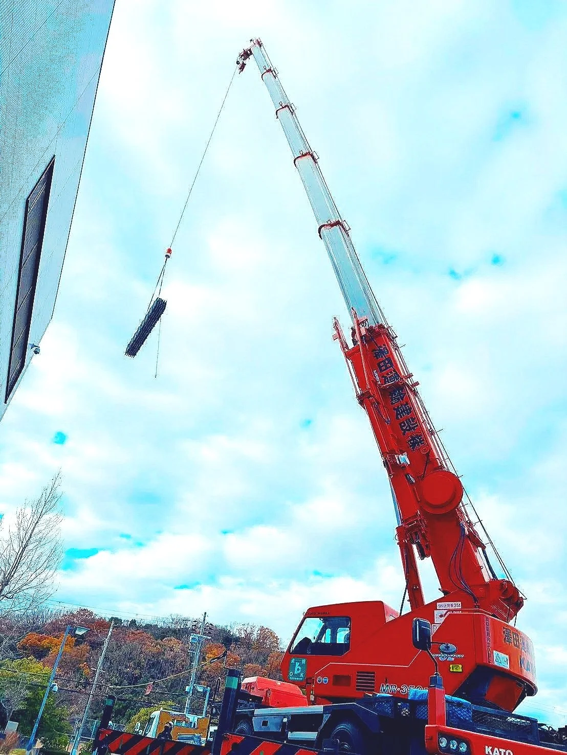 Wall Construction on a factory.  Seishin Chuo Japan.  工場の改修作業。西神中央、神戸市、兵庫県。