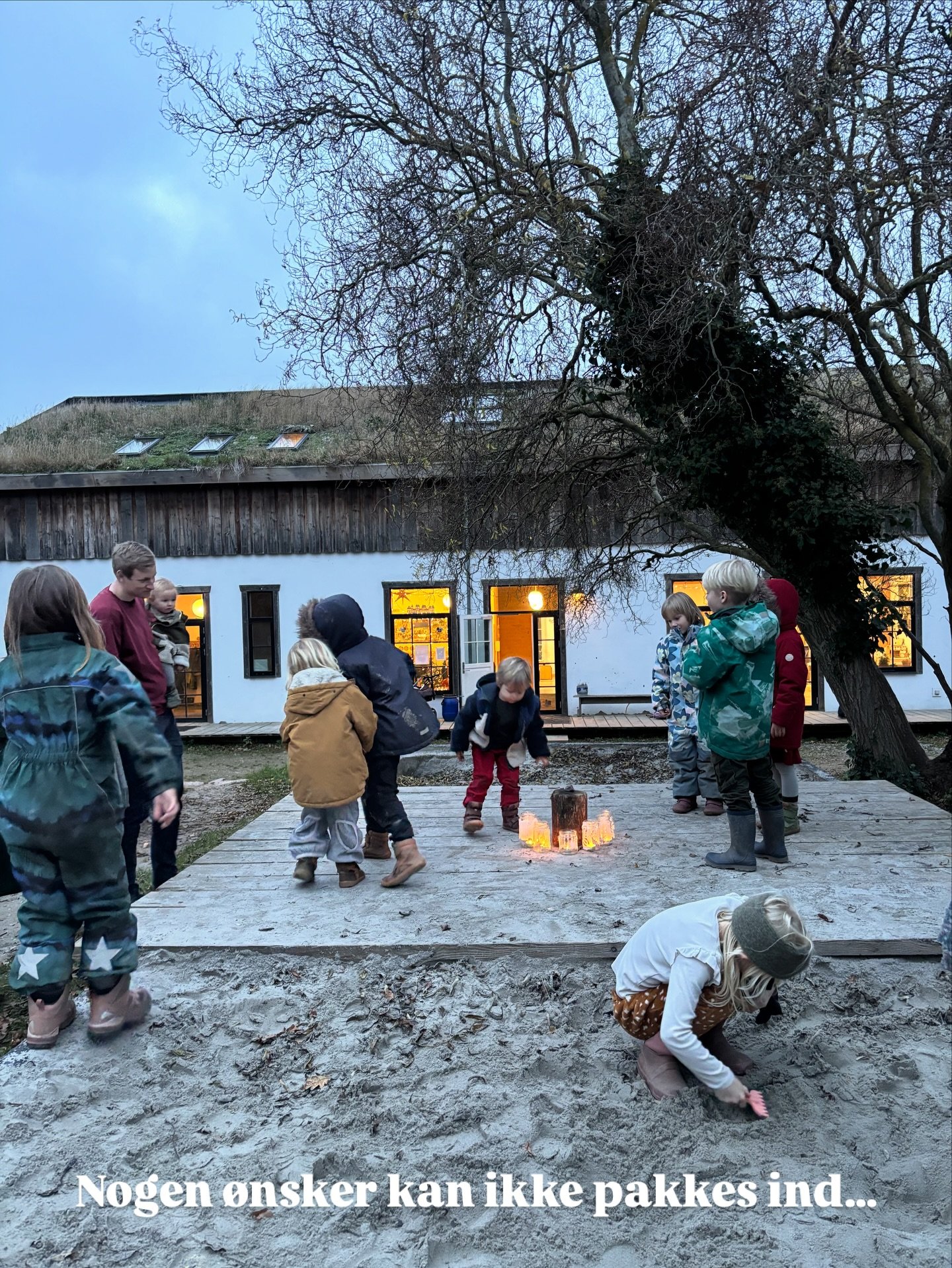 En skolehverdag fyldt med natur, n&aelig;rv&aelig;r og ligev&aelig;rdige relationer. Inspirerende l&aelig;ring, tid til fordybelse og plads til at v&aelig;re pr&aelig;cis den, man er. Et sted hvor tempoet er roligt, trygheden i centrum, og hvor for&a