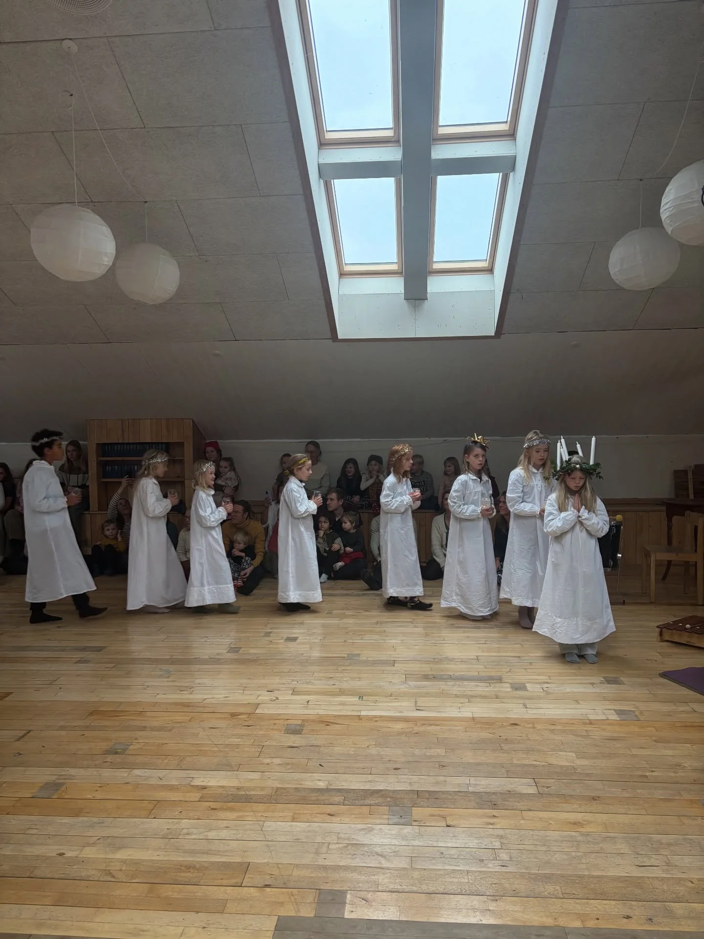 I fredags samlede vi b&oslash;rn, for&aelig;ldre og medarbejdere til en hjertevarm julefest p&aring; Skolen for Livet 🎄

Dagen b&oslash;d p&aring; Luciatog, duften af hjemmebagte pebern&oslash;dder, julehistorier, f&aelig;llesspisning, koncert og af