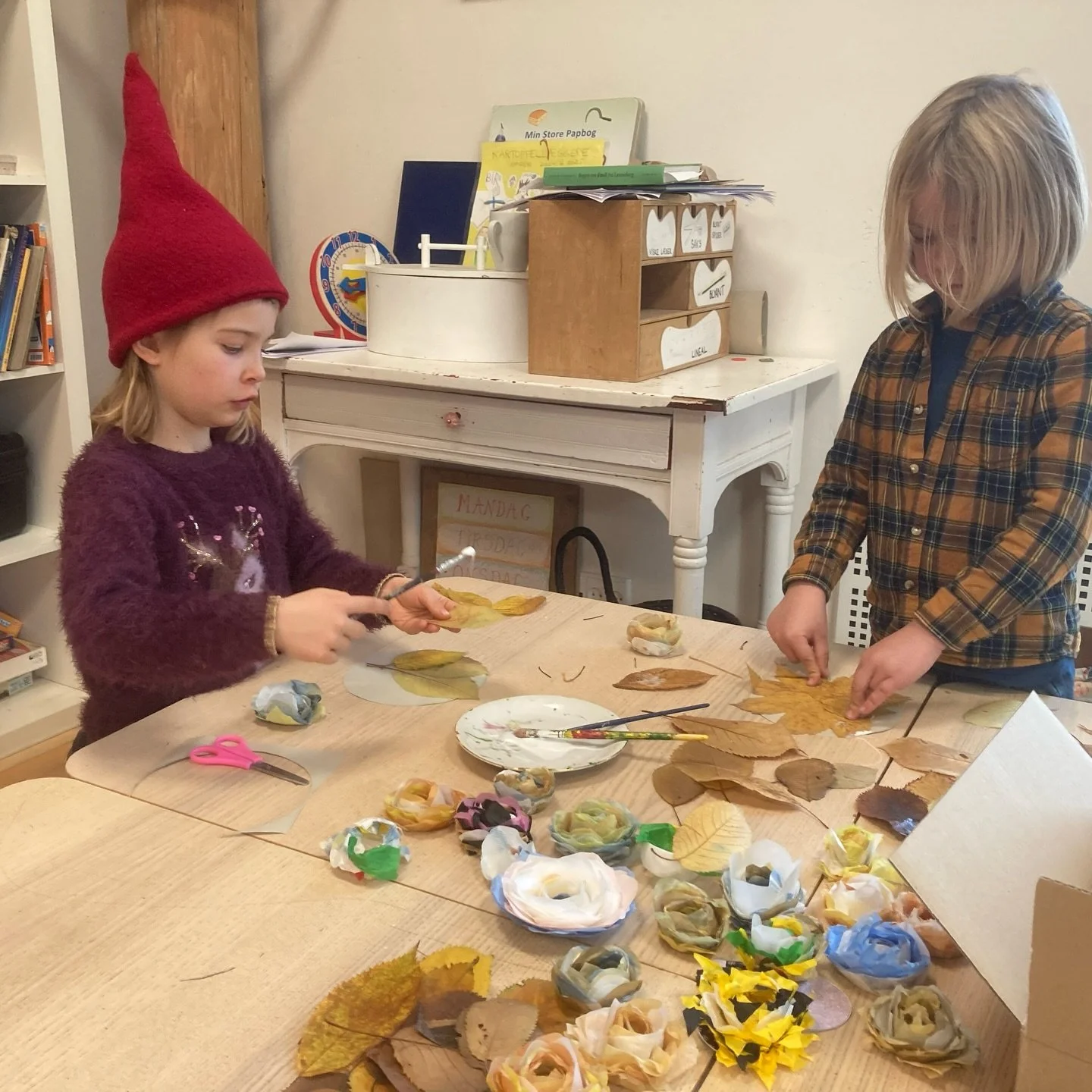 &Oslash;st laver julepynt af affald og naturmaterialer ♻️💚 

#skolenforlivet #julepynt #natur #naturmaterialer #b&aelig;redygtighed #billedkunst #kreativitet #indskoling #friskole #gr&oslash;nfriskole #m&oslash;n