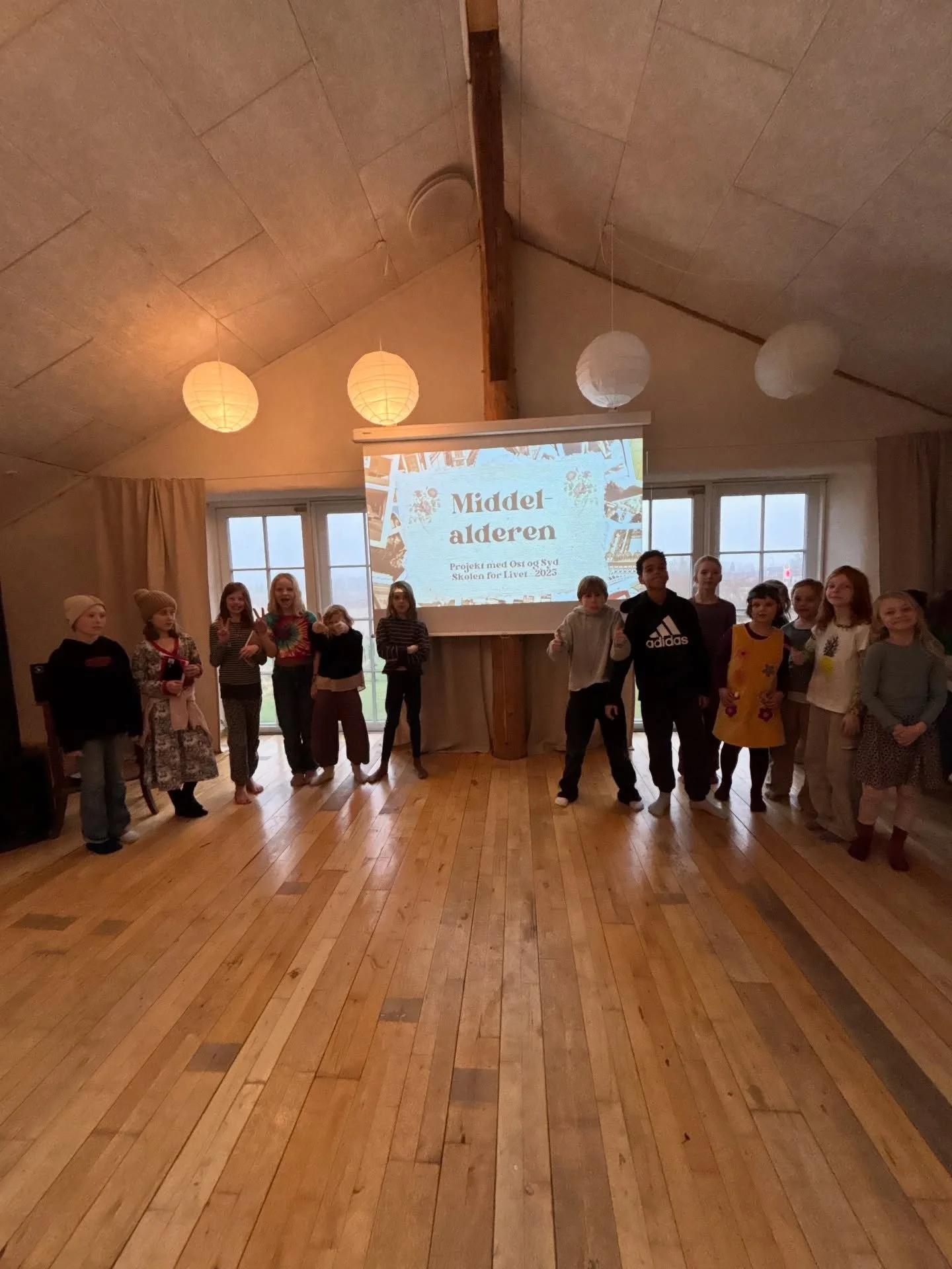 I dag vidensdelte &Oslash;st og Syd deres projekt &ldquo;Middelalderen og kalkmalerier&rdquo; for hele skolen samt de for&aelig;ldre, der havde mulighed for at deltage.

Eleverne fortalte om deres arbejdsproces, deres viden om middelalderen, turen ti