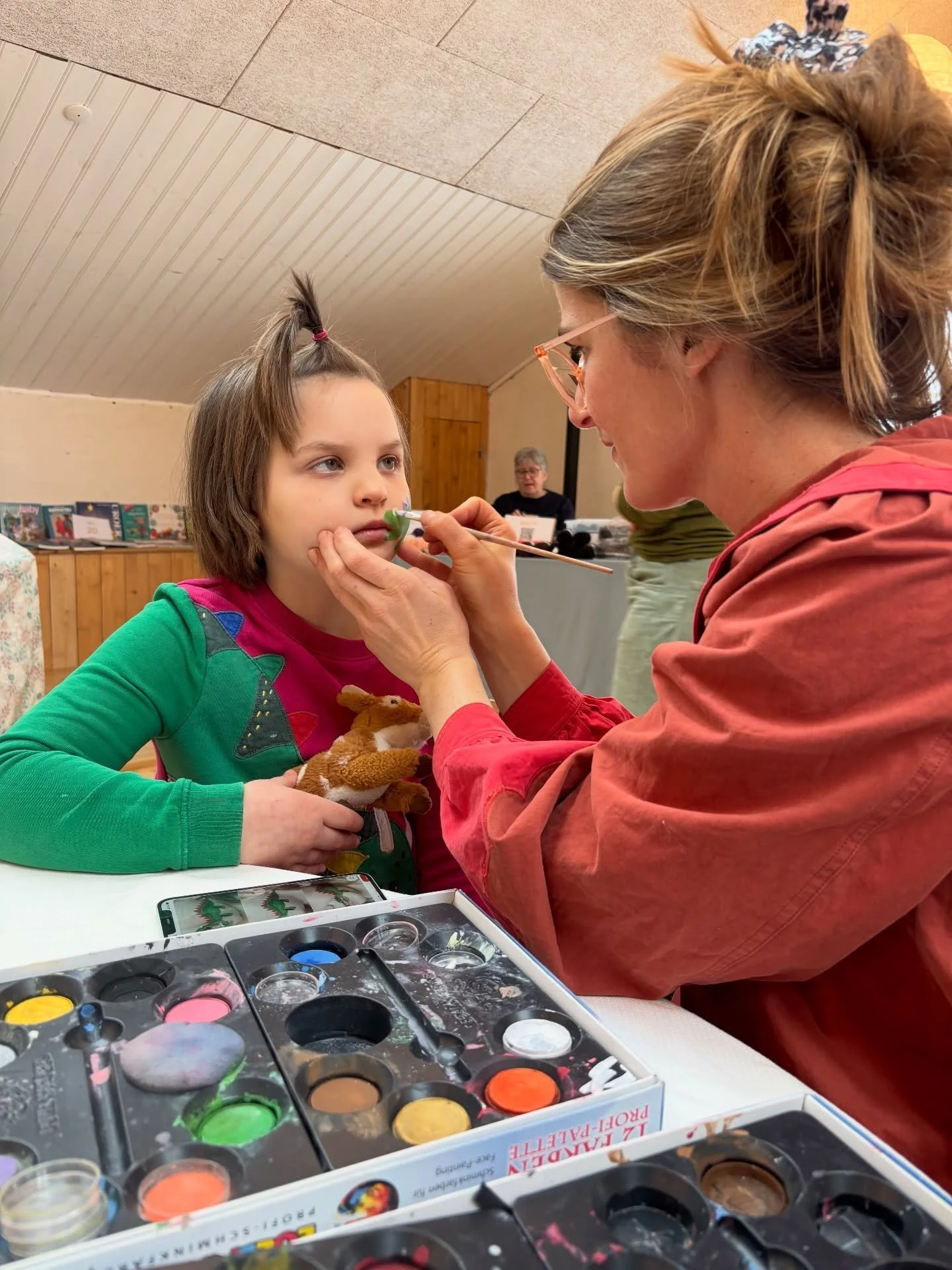 Tak for et hyggeligt b&oslash;rneloppemarked i dag &ndash; tak til jer med stand og til alle jer, der lagde vejen forbi. Der blev spist masser af kage, malet smukke ansigter og gjort gode loppefund. 

Vi gl&aelig;der os til at &aring;bne Skolen for L
