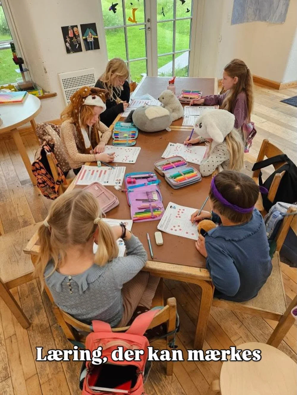 I Syd arbejder vi med faglighed, der kan m&aelig;rkes 🌱 

I dansk skriver vi videre p&aring; vores vinterferie-eventyr og styrker l&aelig;selysten med l&aelig;seb&aring;nd i morgentimerne. 

I matematik m&aring;ler vi verden omkring os &ndash; tid, 