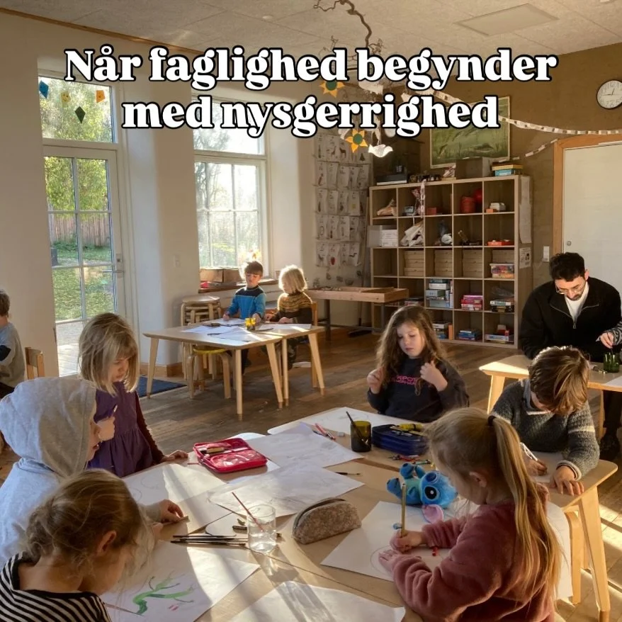 I &Oslash;st bygger vi fundamentet 💚 

Vi l&aelig;ser, skriver og leger os ind i sproget &ndash; med l&aelig;seb&oslash;ger, arbejdsb&oslash;ger og danskspil. 

I matematik arbejder vi videre i b&oslash;gerne og dykker ned i tabeller &ndash; og ja, 