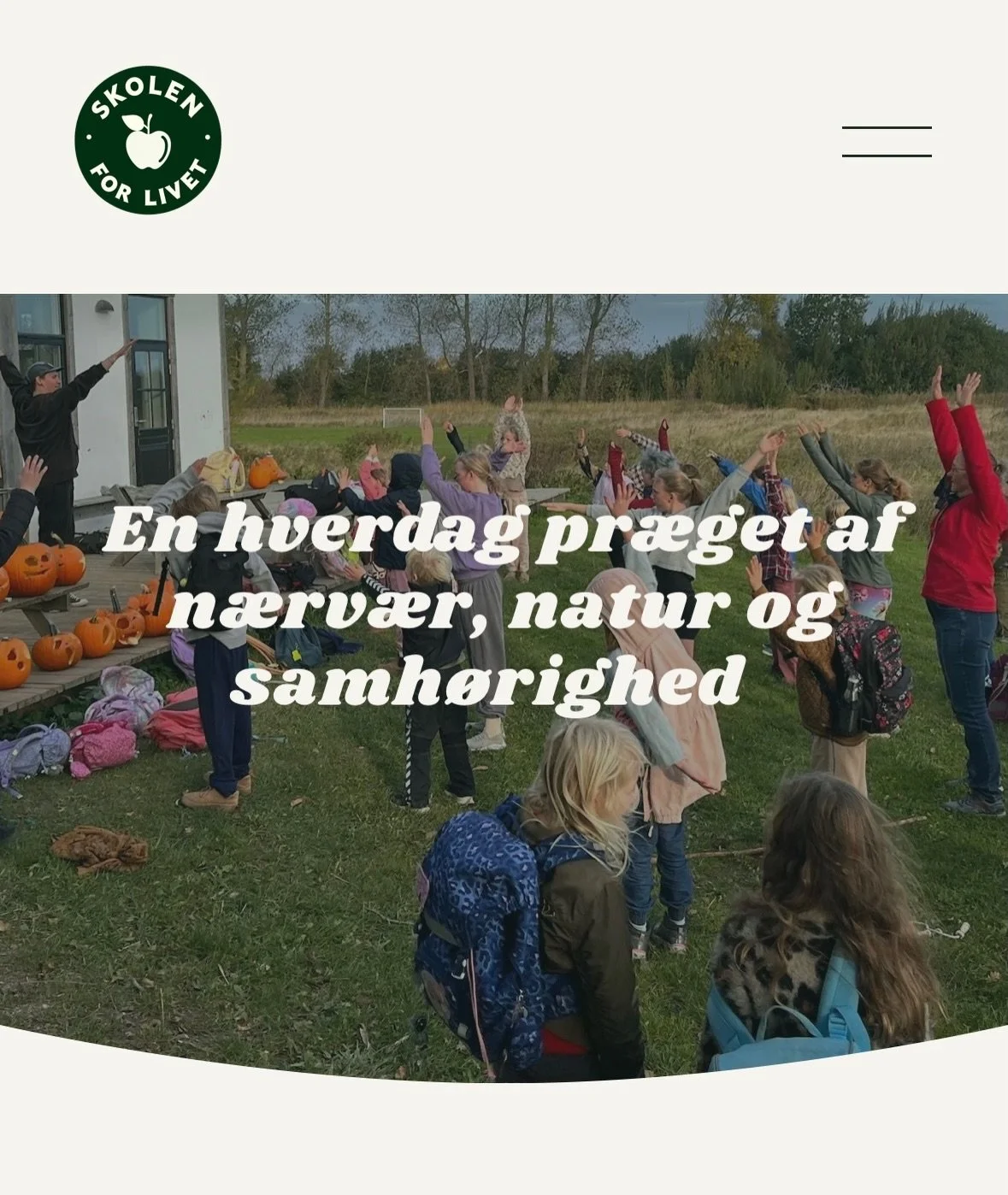 Hos os g&aring;r n&aelig;rv&aelig;r, natur og f&aelig;llesskab h&aring;nd i h&aring;nd med h&oslash;j faglighed. Vores undervisning lever op til friskolelovens krav og st&aring;r m&aring;l med folkeskolen &ndash; med tydelige uddannelsesplaner, klare