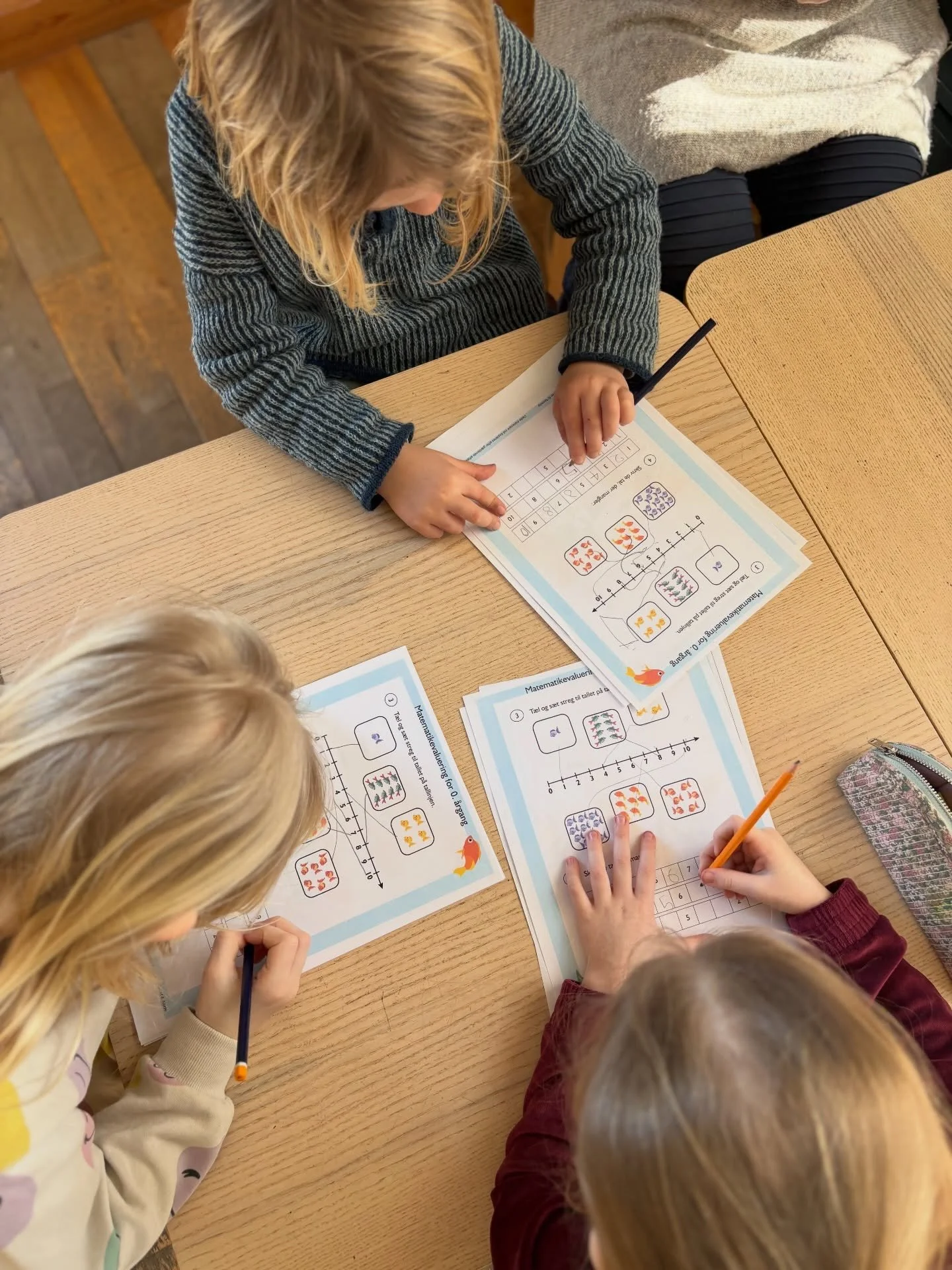 Fordybelse i sm&aring; grupper, hvor der er tid og ro til at st&oslash;tte l&aelig;ringen i t&aelig;t samv&aelig;r med en voksen. 🌱

#skolenforlivet #indskoling #l&aelig;ring #fordybelse #friskole