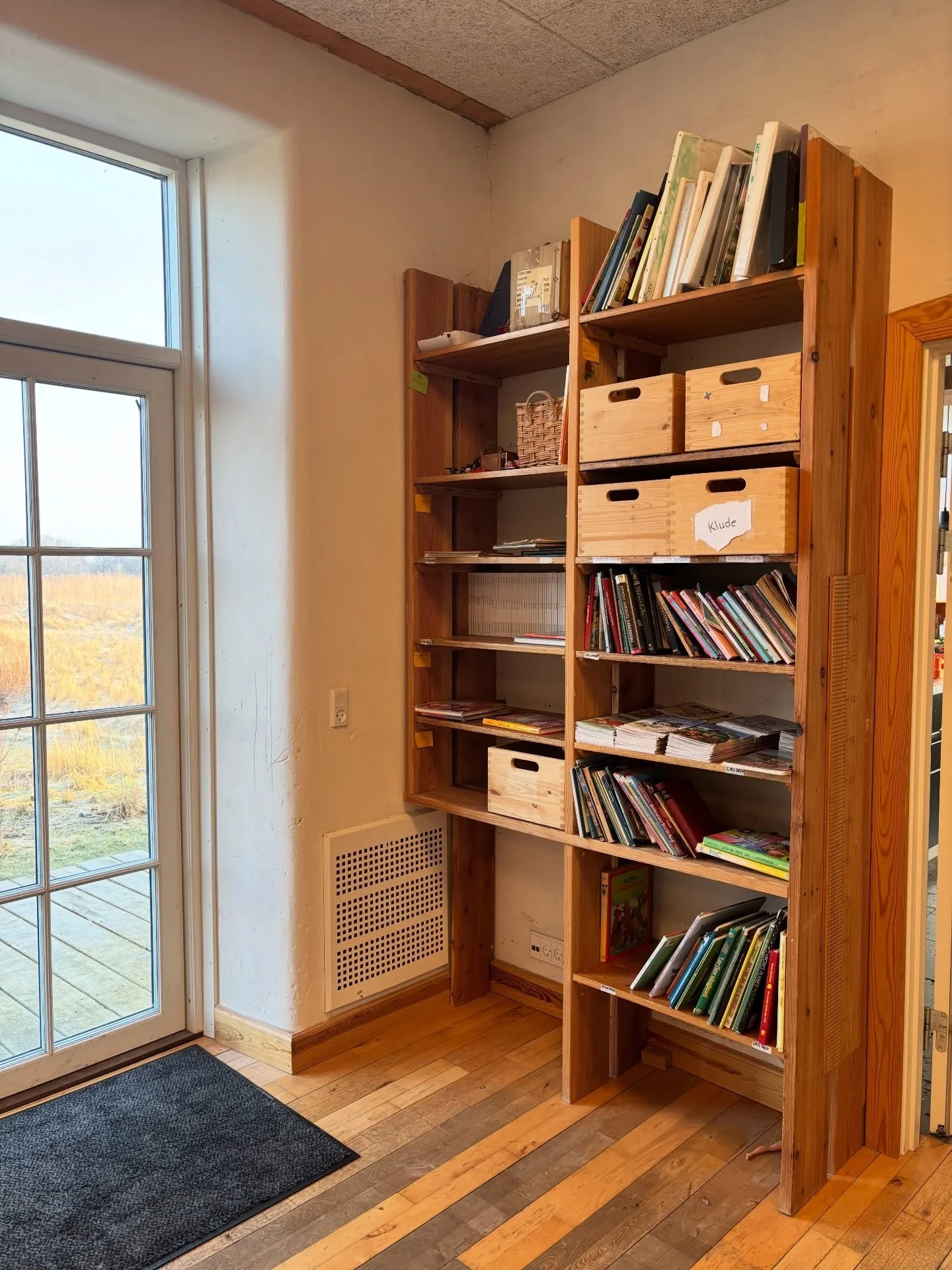 I skolens hjerterum bor nysgerrigheden. Her venter faglitteratur og alderssvarende l&aelig;seb&oslash;ger p&aring; nye l&aelig;sere 🌱 

#skolenforlivet #hjerterummet #l&aelig;selyst #l&aelig;segl&aelig;de #alkal&aelig;r