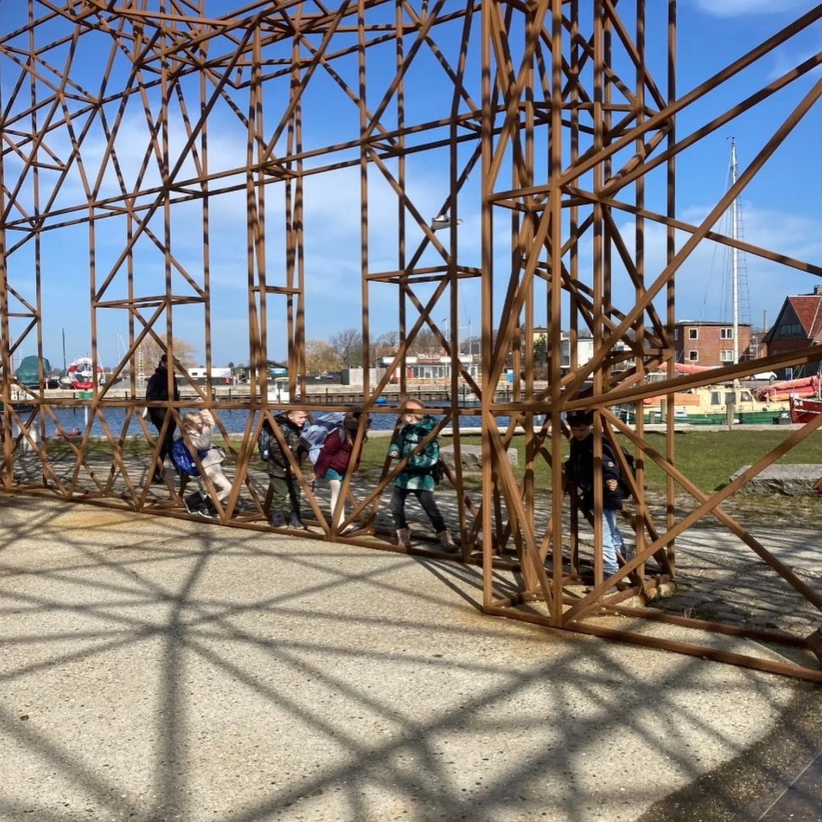 Torsdag gik turen til @cafe_faengselsgaarden, hvor vi bes&oslash;gte Thomas i hans hyggelige boghandel 💚 

Eleverne havde forberedt deres egen interviewguide og stillede selv sp&oslash;rgsm&aring;lene til Thomas. Han viste os rundt i butikken og for