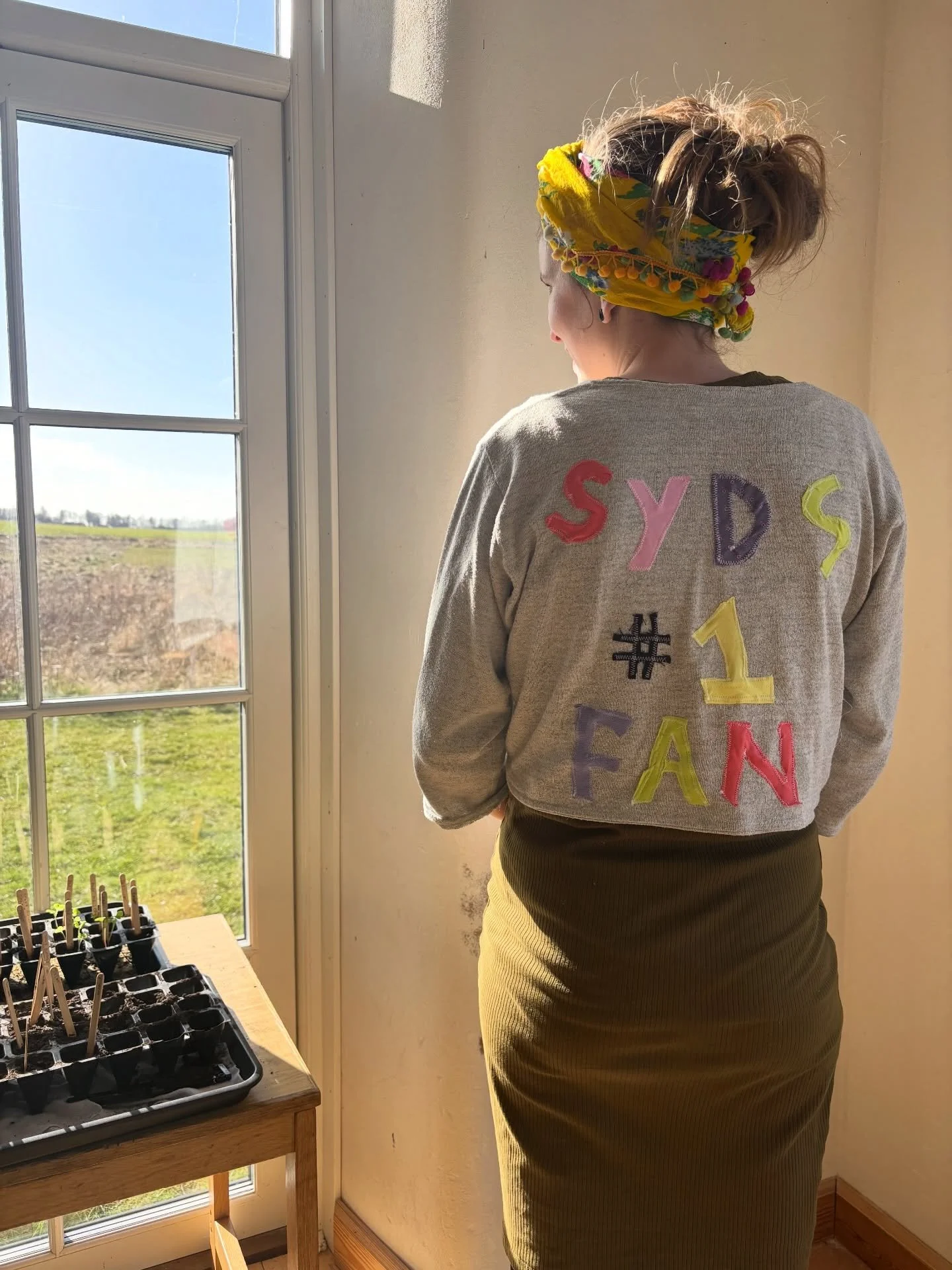 N&aring;r engagerede medarbejdere skaber rammerne, blomstrer b&aring;de kreativitet og f&aelig;llesskab 💚 

Ida har selv syet sin fantr&oslash;je og var klar til at bakke op om Syds for&aring;rskoncert. 

Her er der plads til b&aring;de det personli