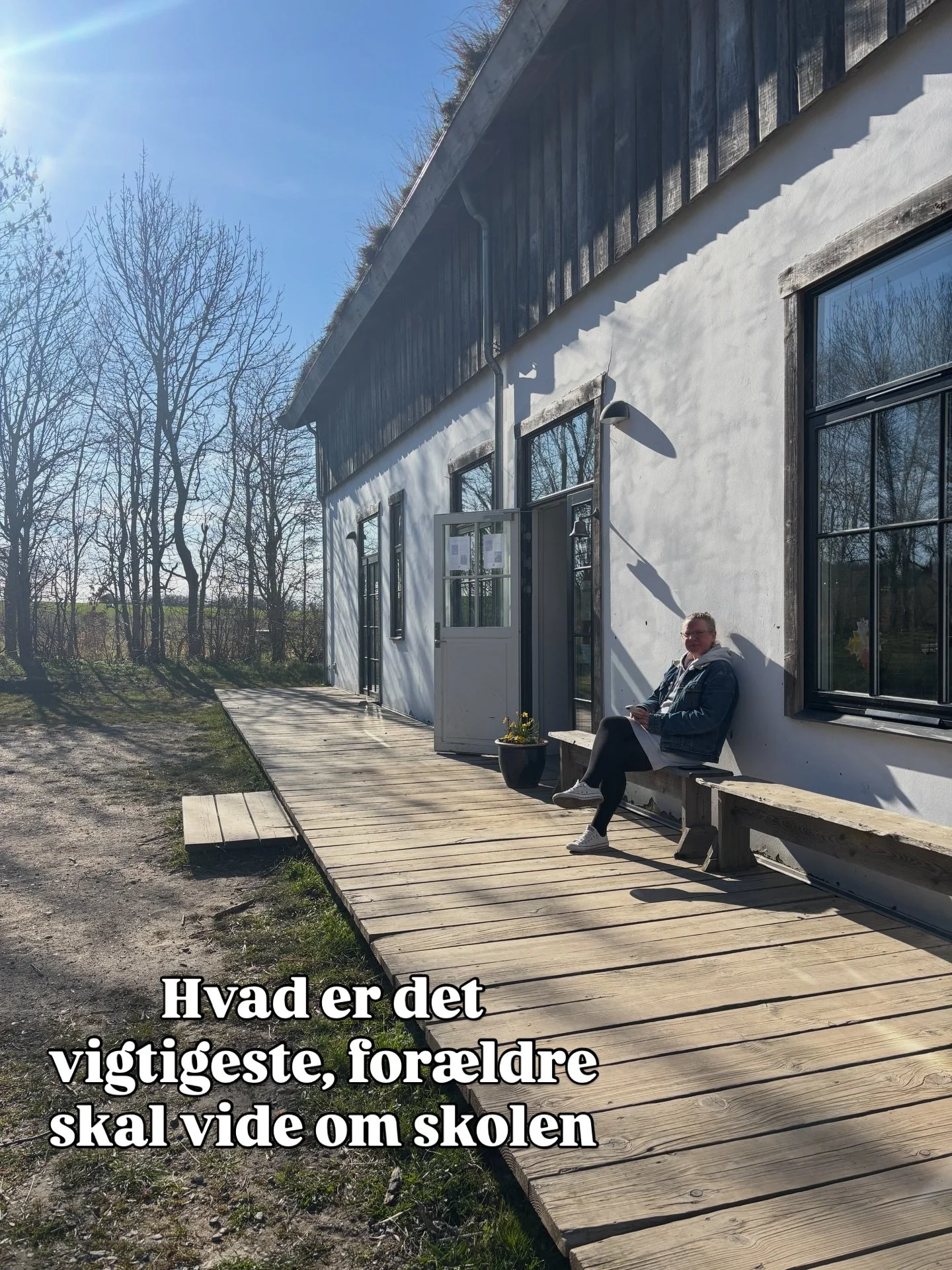 Det korte svar? At jeres barn bliver set 🌱

Skoleleder Julie uddyber:
&ldquo;Vi har h&oslash;jt til loftet inden for de rammer der hedder Friskolen &ndash; Skolen for Livet. Vi ser det enkelte barn og vi mener at det man vander, er det der vokser. 
