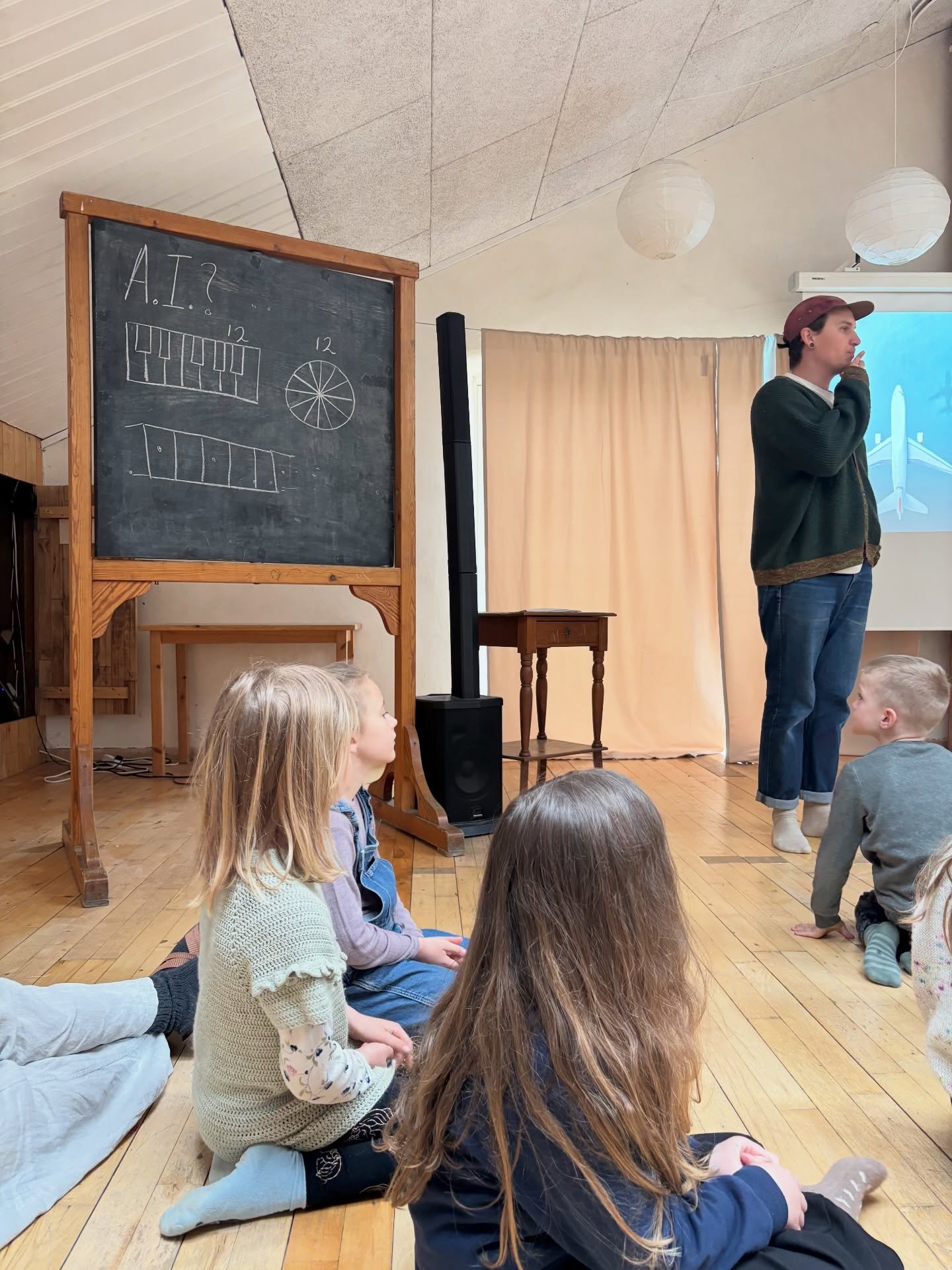 Rasmus &aring;bner hver torsdag d&oslash;ren til musikkens verden 🎶 

I torsdags lyttede vi til Angine de Poitrine og gik p&aring; opdagelse i tonernes nuancer &ndash; hvordan sm&aring; forskelle kan &aelig;ndre stemning, f&oslash;lelse og udtryk. B