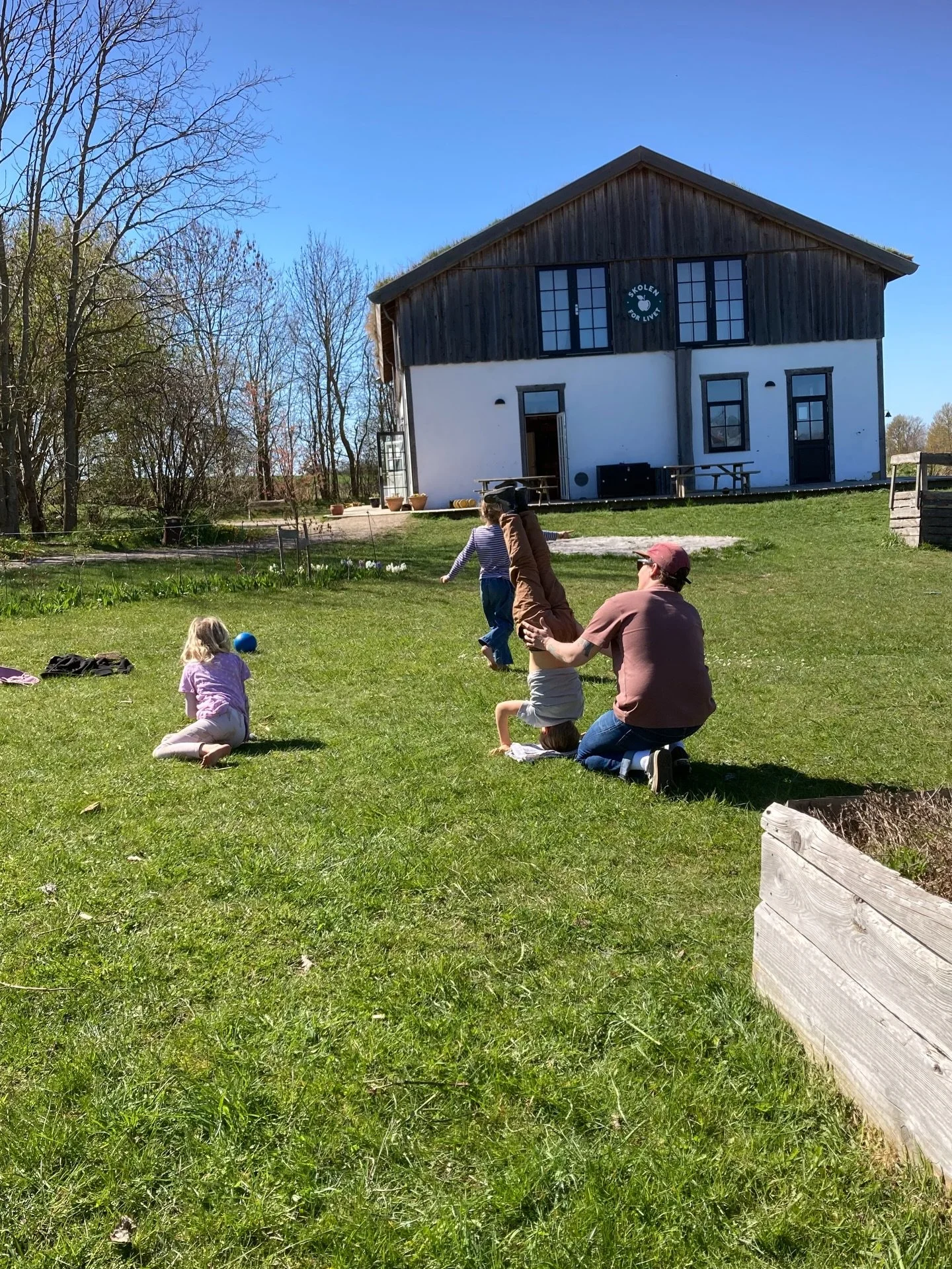 I dagens krop og bev&aelig;gelse blev der &oslash;vet akrobatik med blandt andet vejrm&oslash;ller og h&aring;ndstand. I dansk arbejder &Oslash;st med &ldquo;Den lille spejderuge&rdquo;, hvor de lavede insektv&aelig;ddel&oslash;b.

Fantastisk med en 