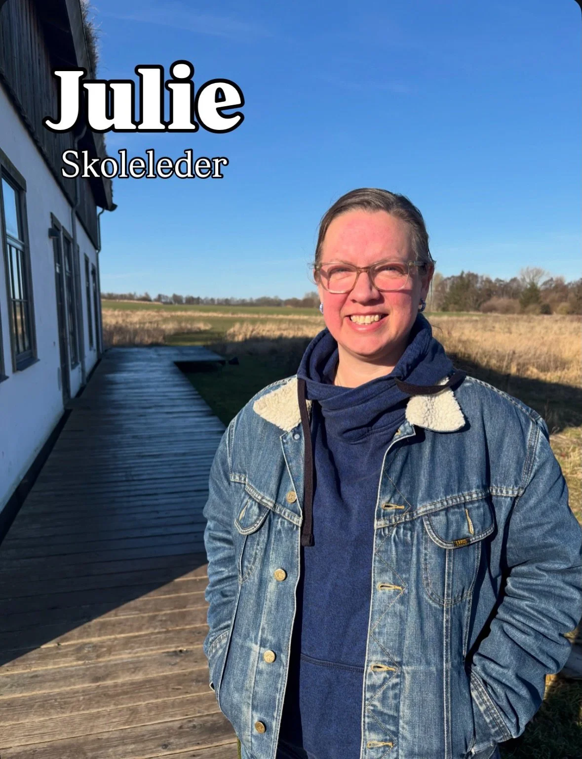 Hos Skolen for Livet er Julie ikke kun skoleleder bag skrivebordet 🌿

Hun er ogs&aring; en aktiv del af hverdagen og undervisningen, hvor hun bringer sine mange faglige kompetencer i spil. Med baggrund inden for specialp&aelig;dagogik, som ordblinde