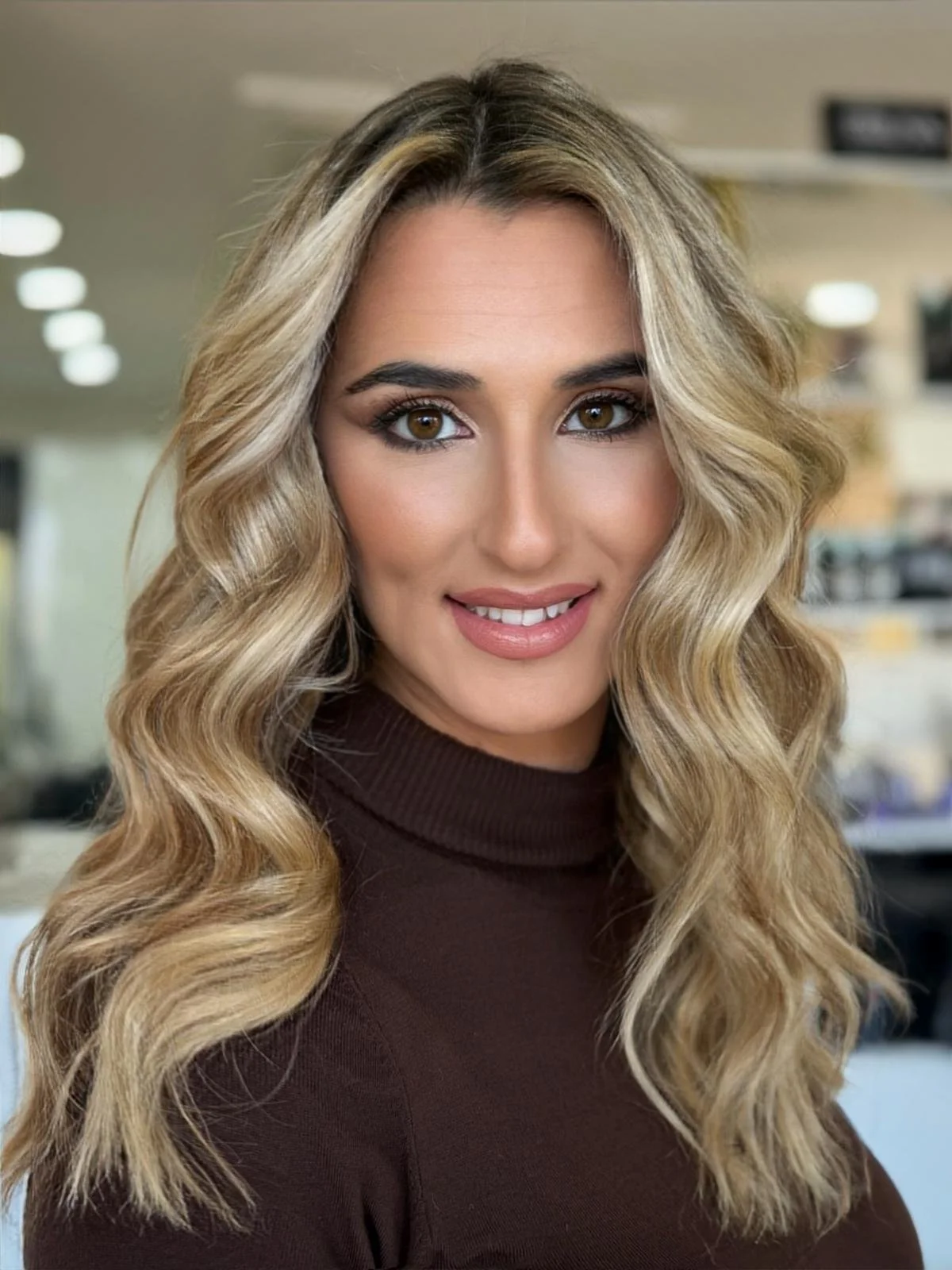 Trabalho realizado por Bi Ribeiro Hairstylist com produtos Truss - Mulher com Cabelo Louro Ondulado