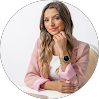 Mulher com blazer rosa claro  