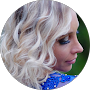 Mulher Loira com cabelo ondulado