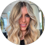 Mulher com Cabelo Louro Ondulado 