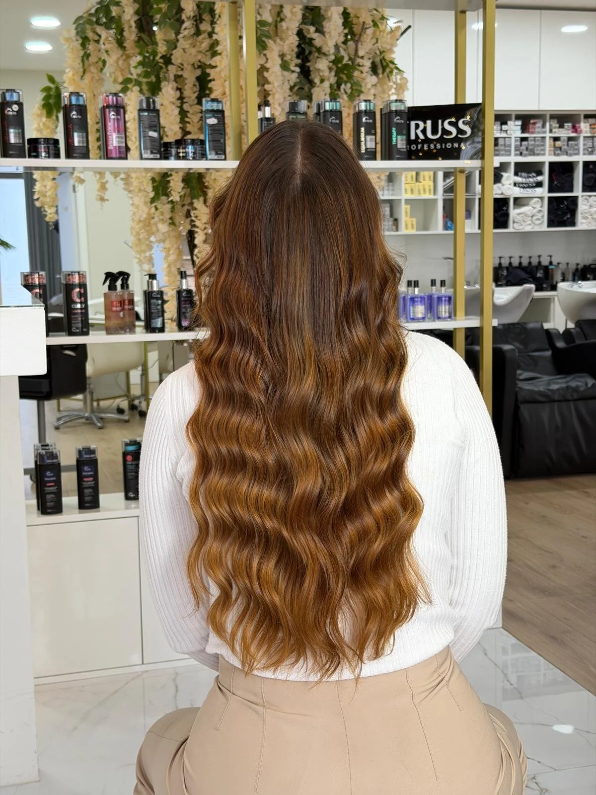 Trabalho realizado por Bi Ribeiro Hairstylist com produtos Truss  - cabelo ondulado castanho
