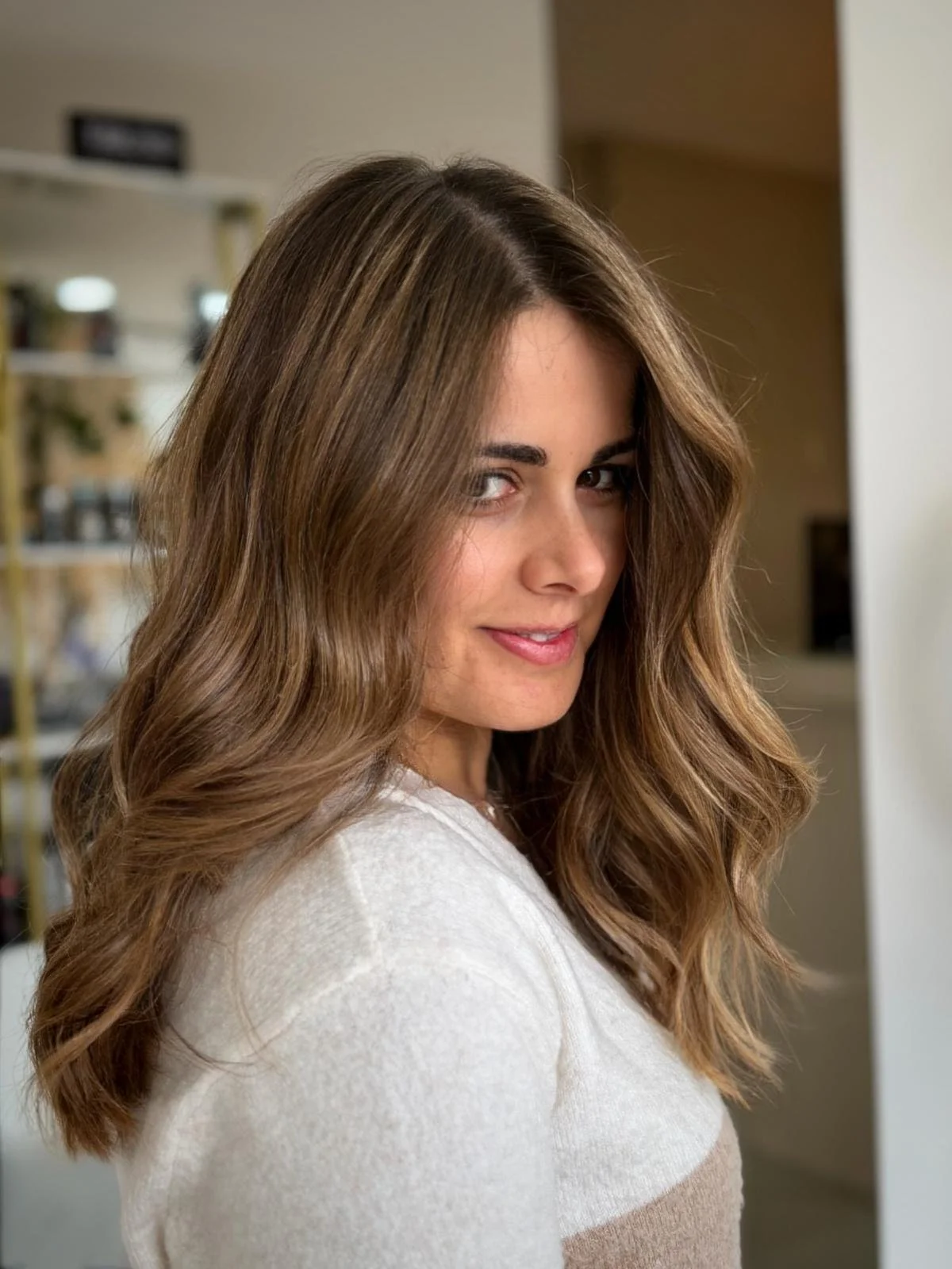 Trabalho realizado por Bi Ribeiro Hairstylist com produtos Truss - Mulher com Cabelo Castanho Ondulado