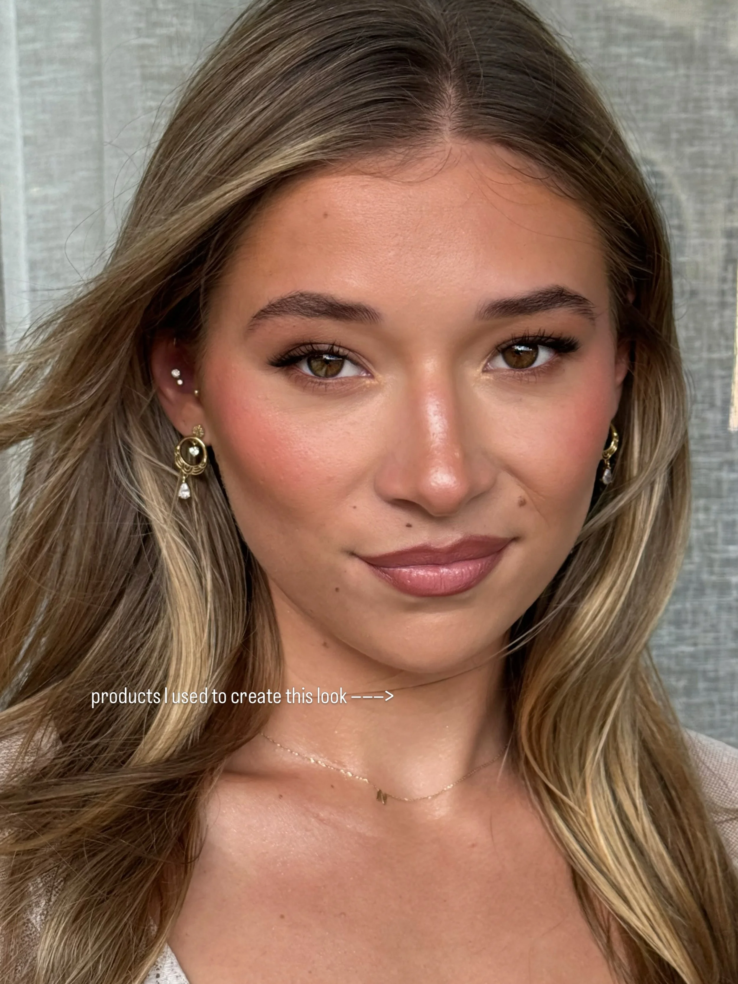 products used 
swipe for the full breakdown of this soft glam 🤝🏼 &mdash;> 

#wollongongmakeupartist #softglamlook #glowyglam